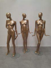 Drie gouden "Bonami"-mannequins