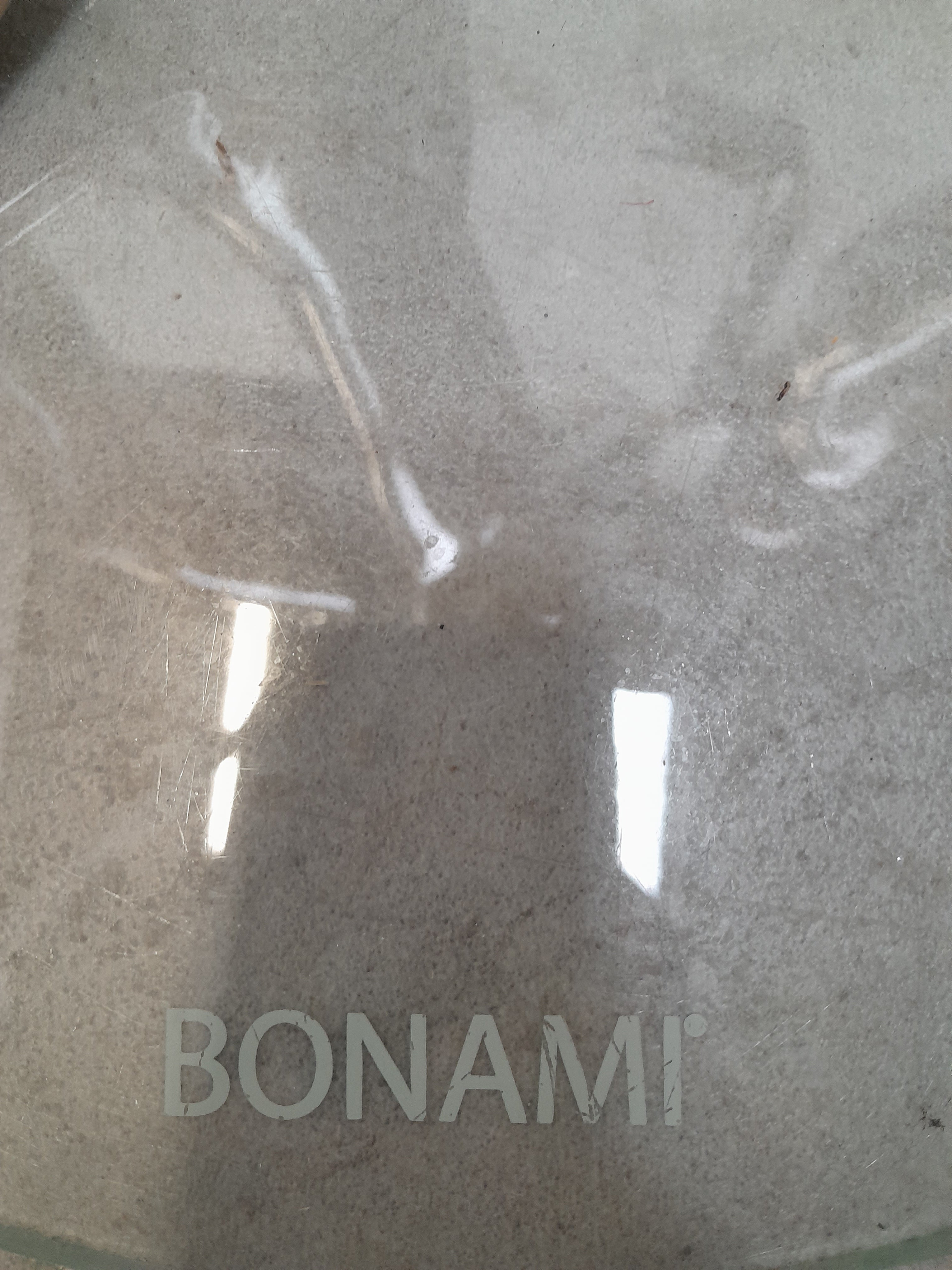 Drie gouden "Bonami"-mannequins