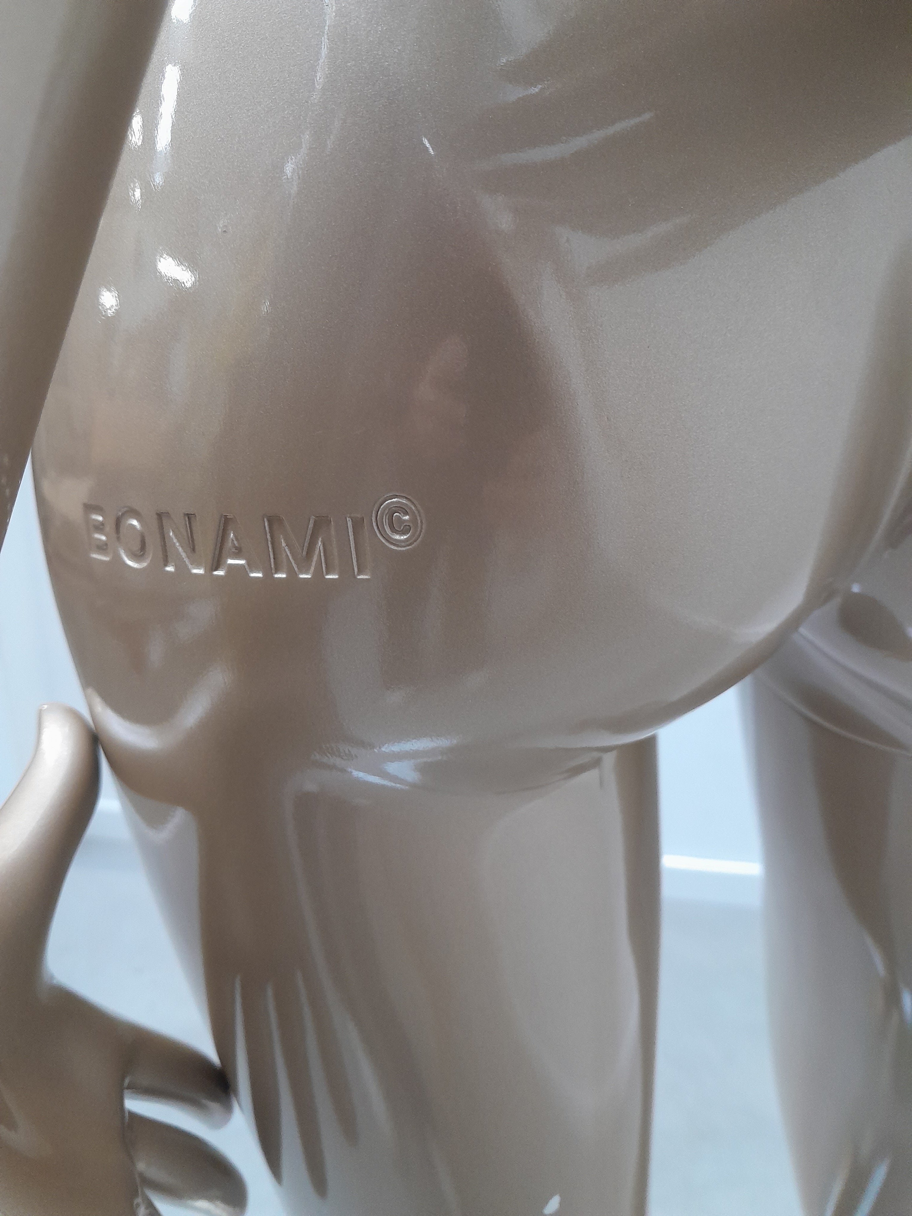 Drie gouden "Bonami"-mannequins