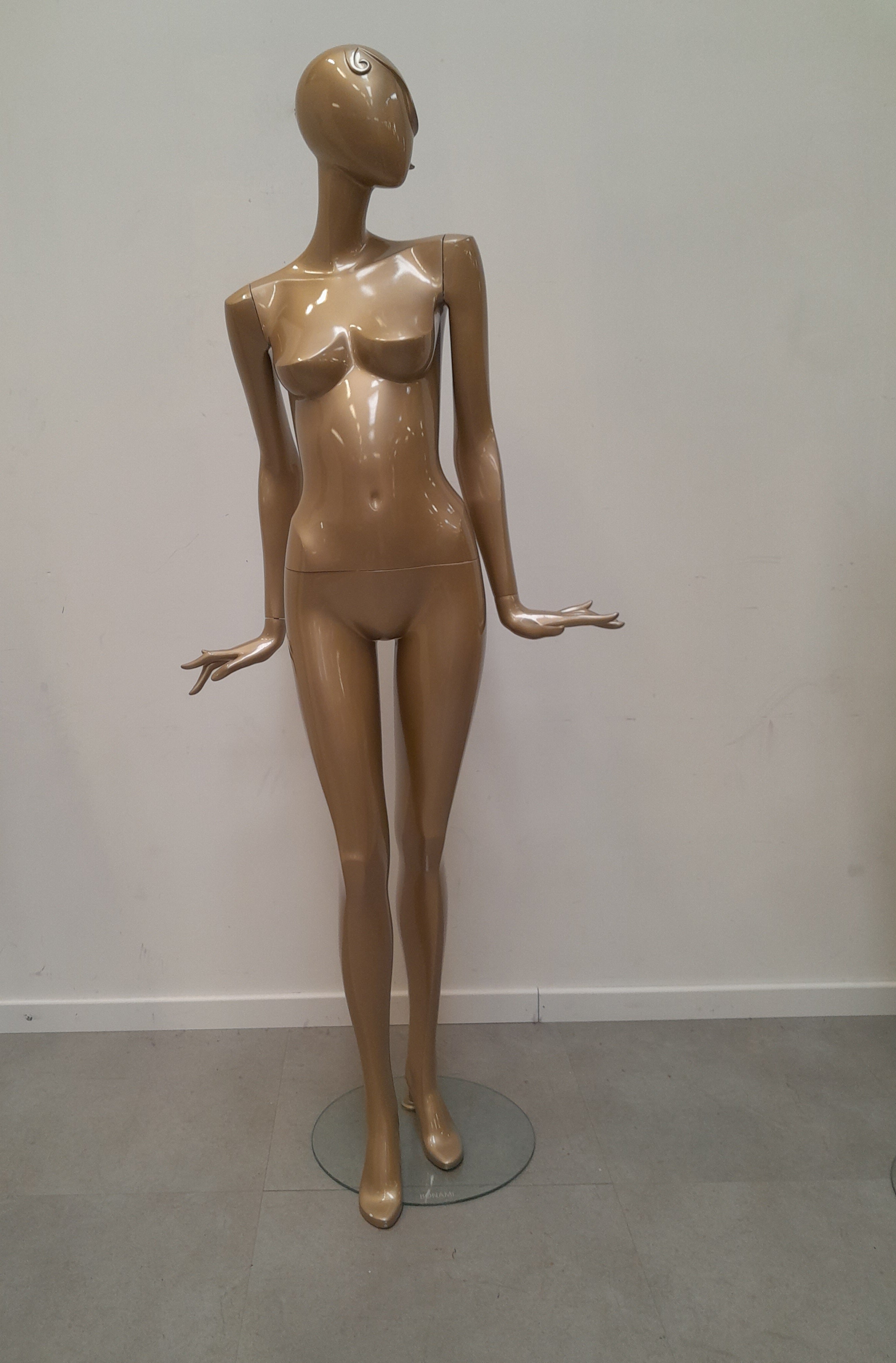 Drie gouden "Bonami"-mannequins