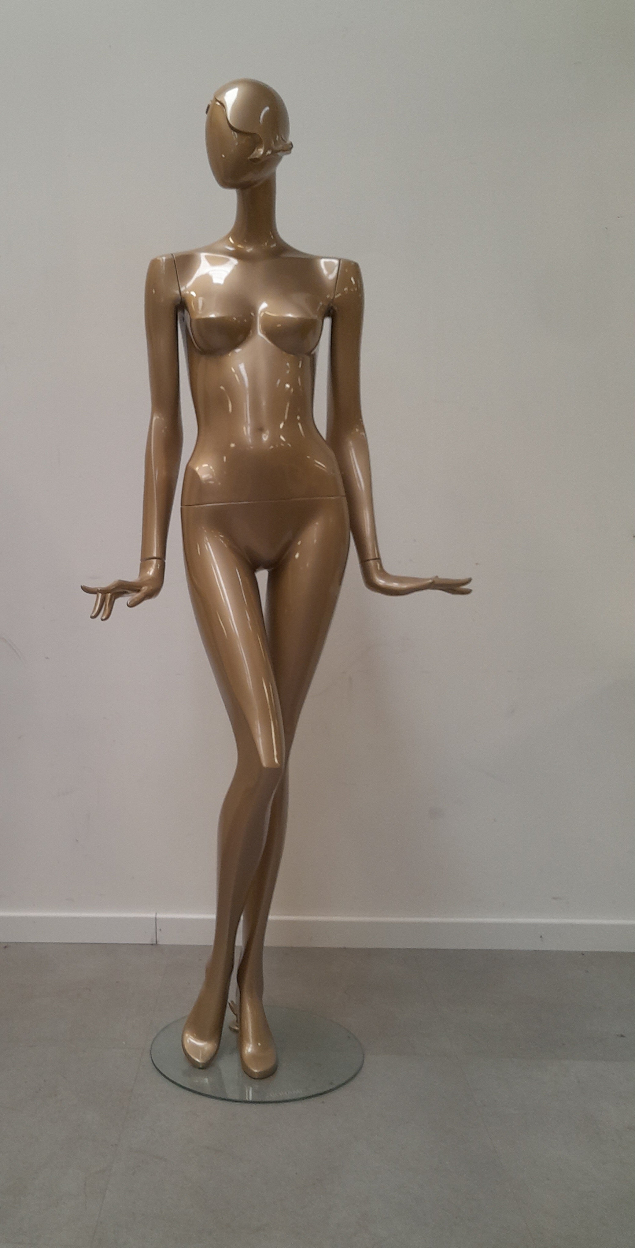 Drie gouden "Bonami"-mannequins