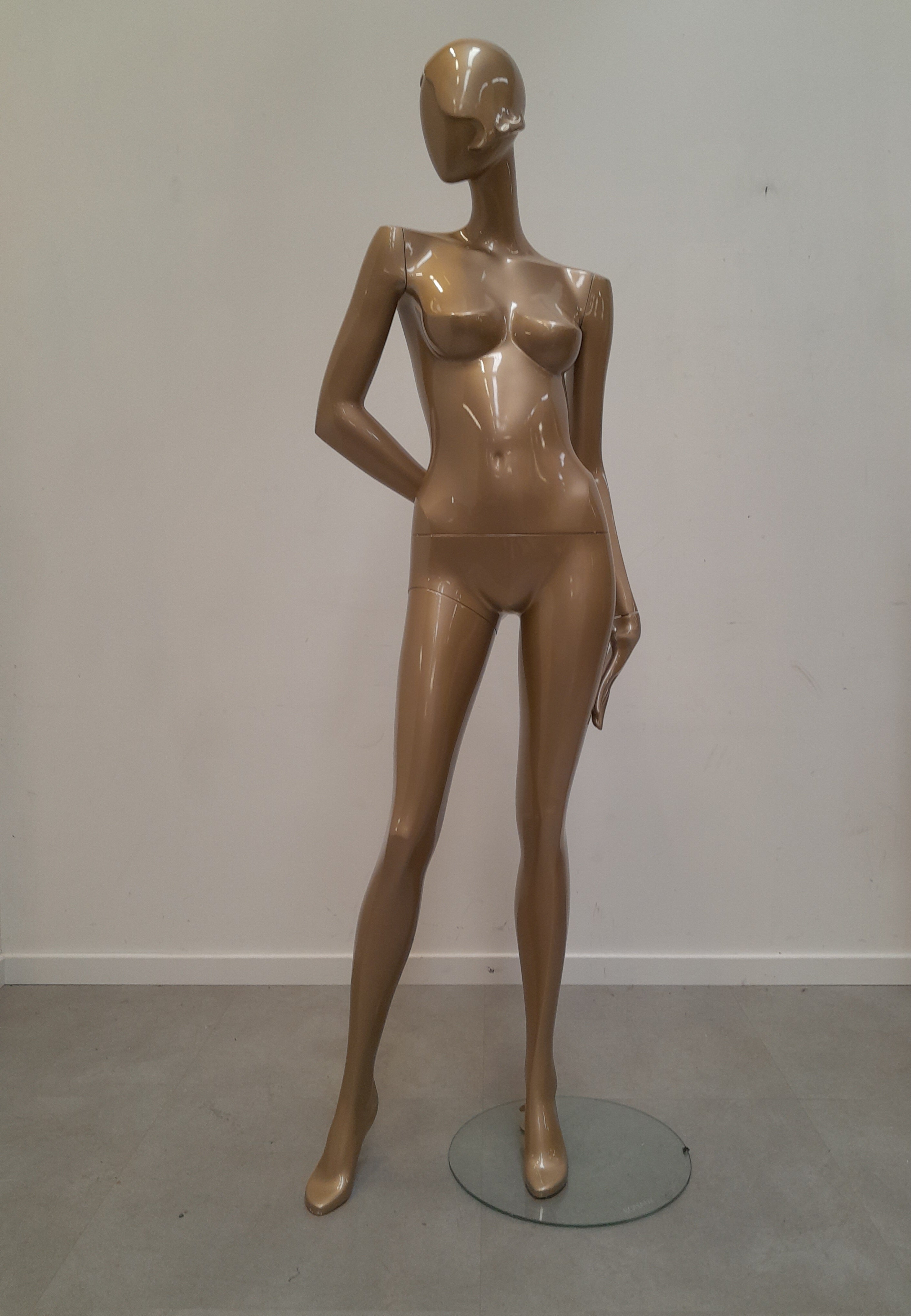 Drie gouden "Bonami"-mannequins