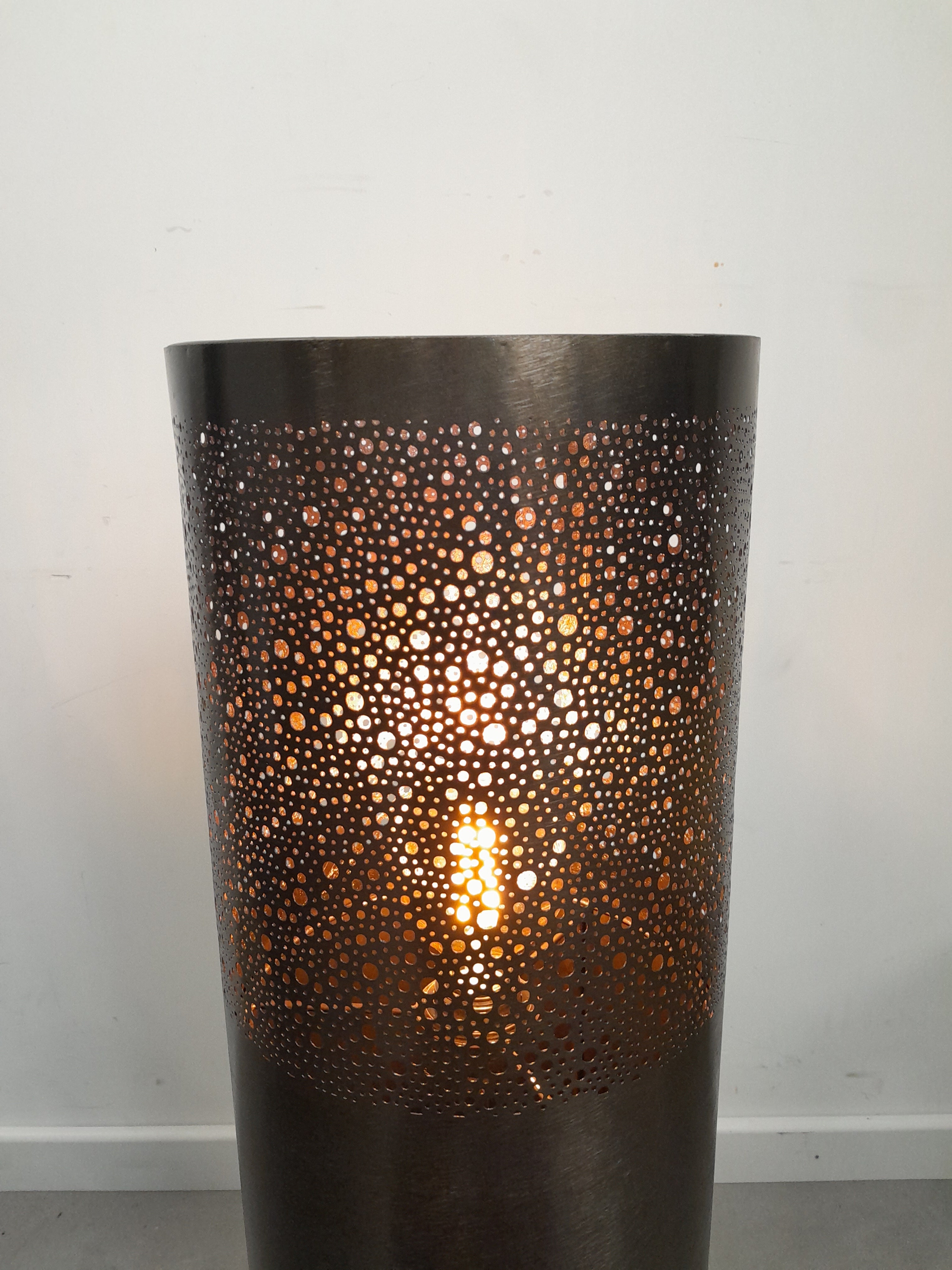 Lampadaire gris cosy.