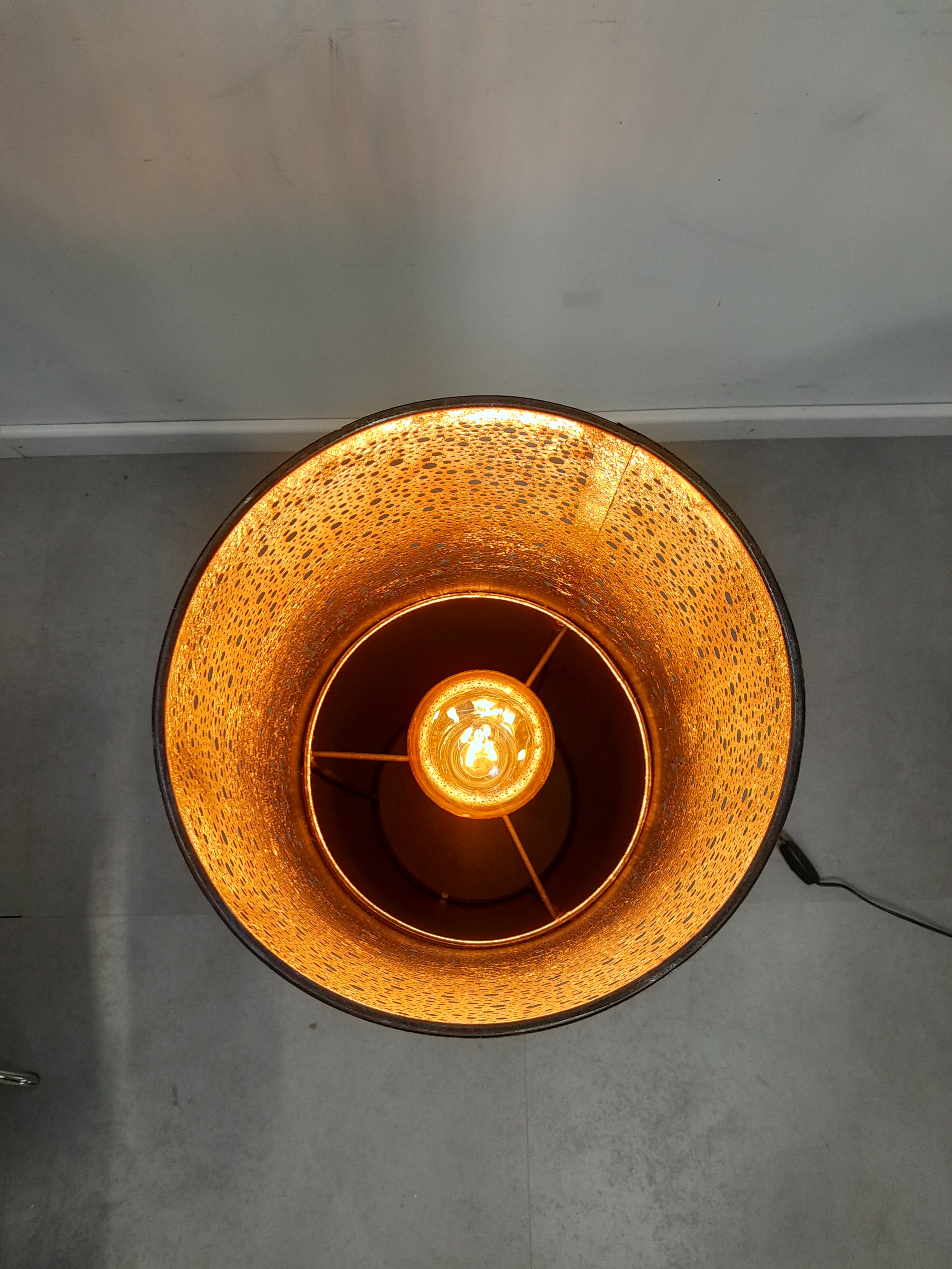 Lampadaire gris cosy.