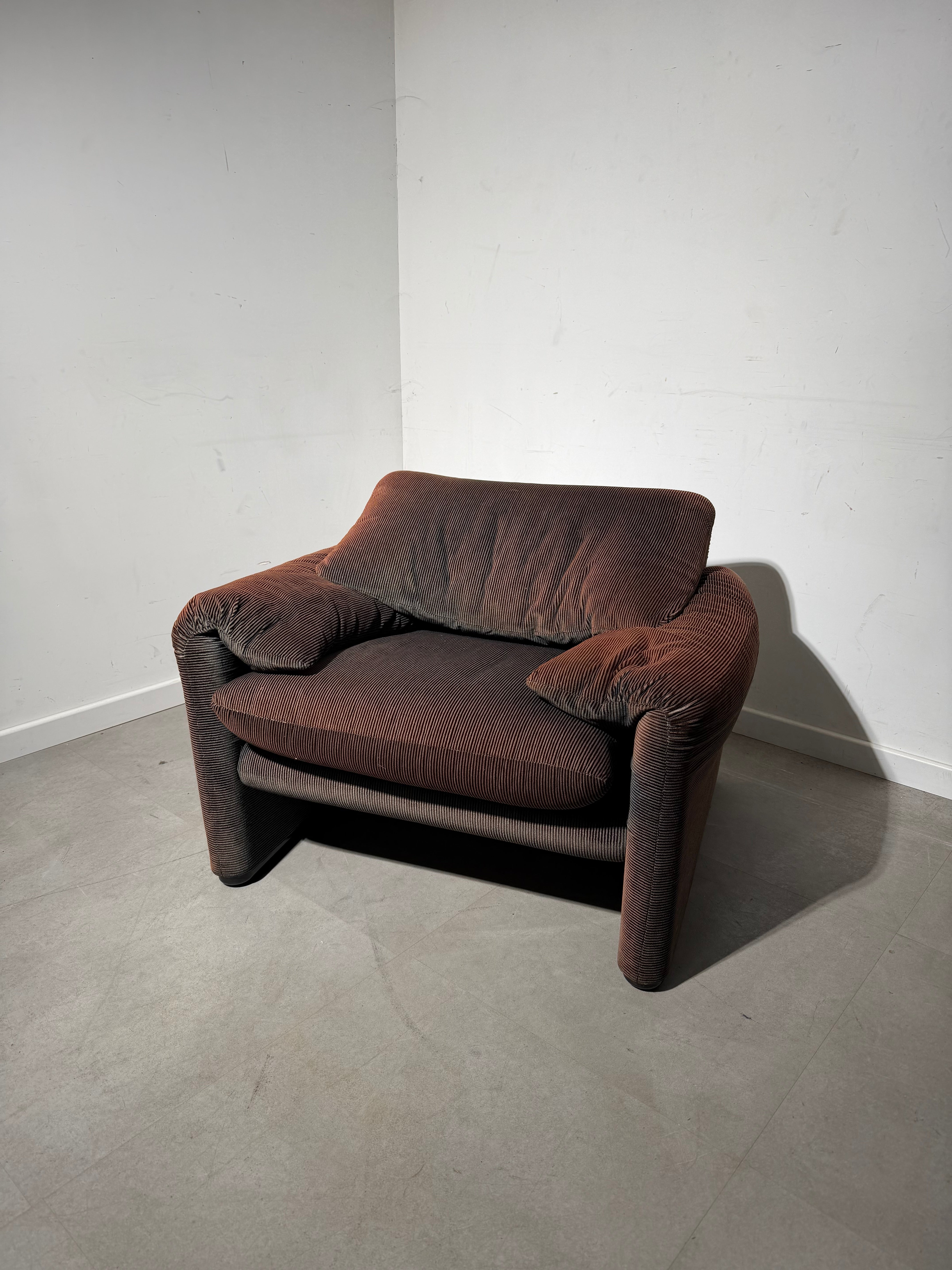 Cassina “Maralunga” One-Seater – Iconic Design with Sun-Kissed Patina