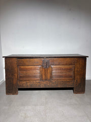 Grand coffre ancien en bois – Rustique et artisanal