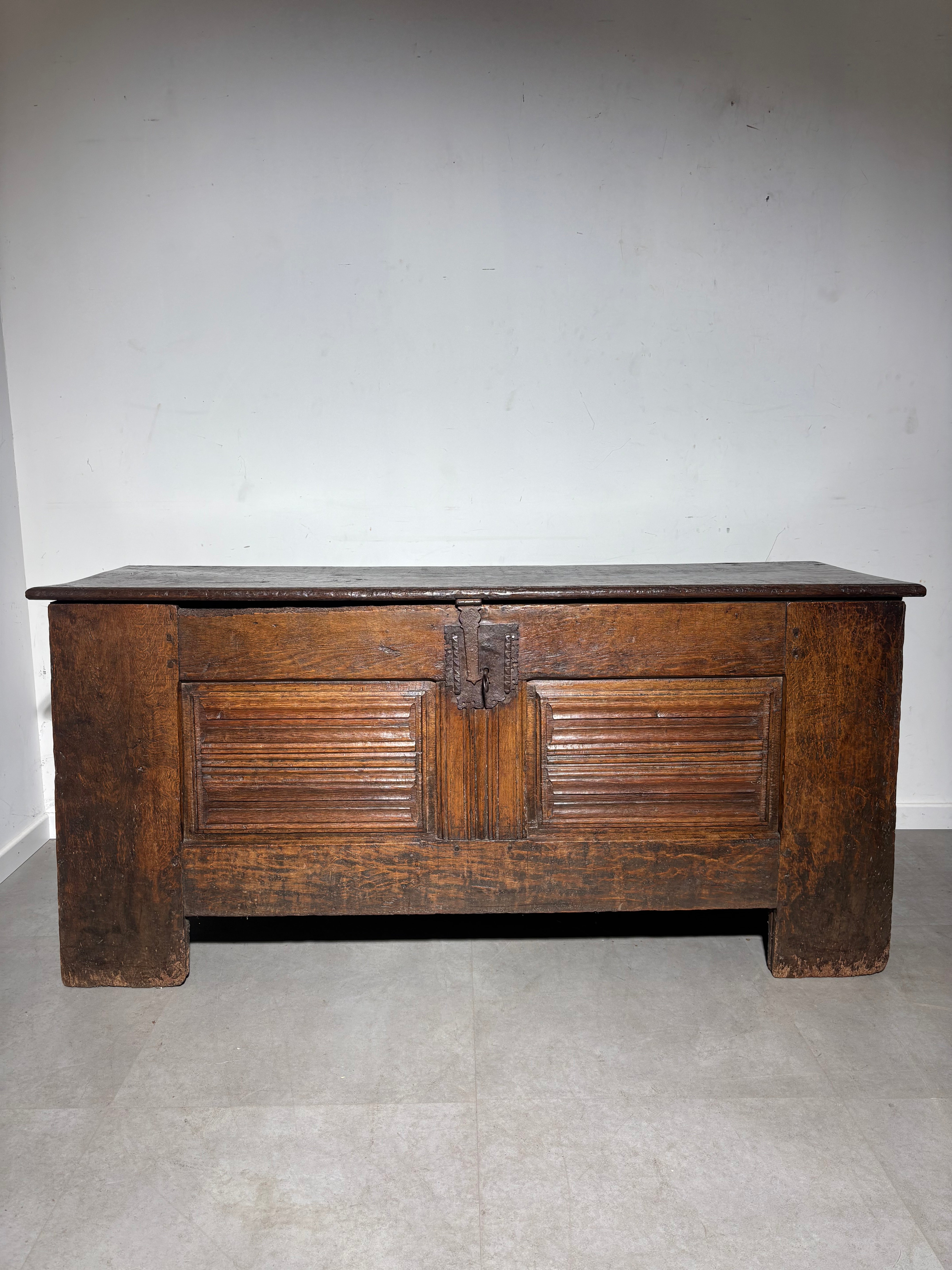 Grand coffre ancien en bois – Rustique et artisanal