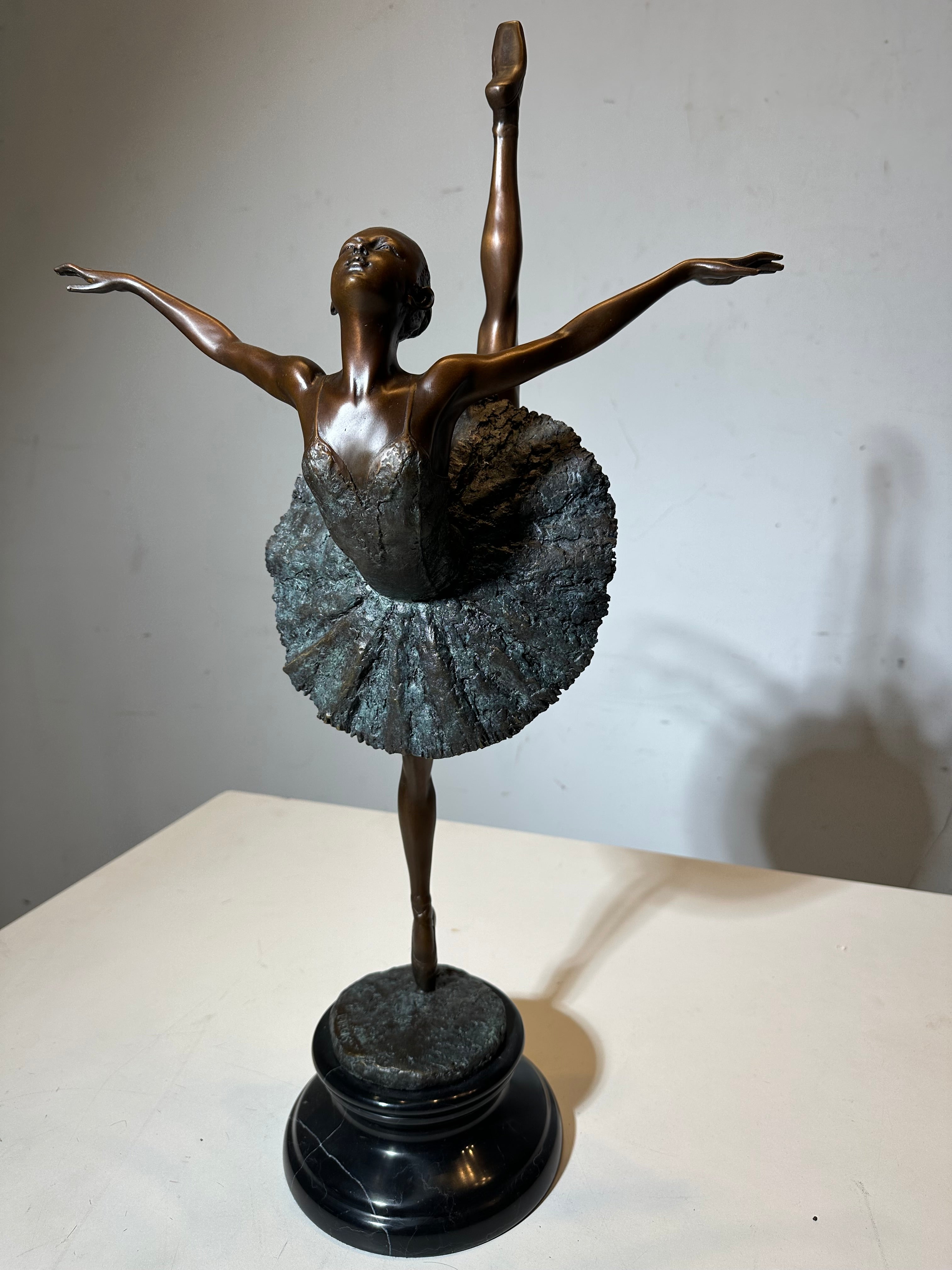 Statue de ballerine en bronze