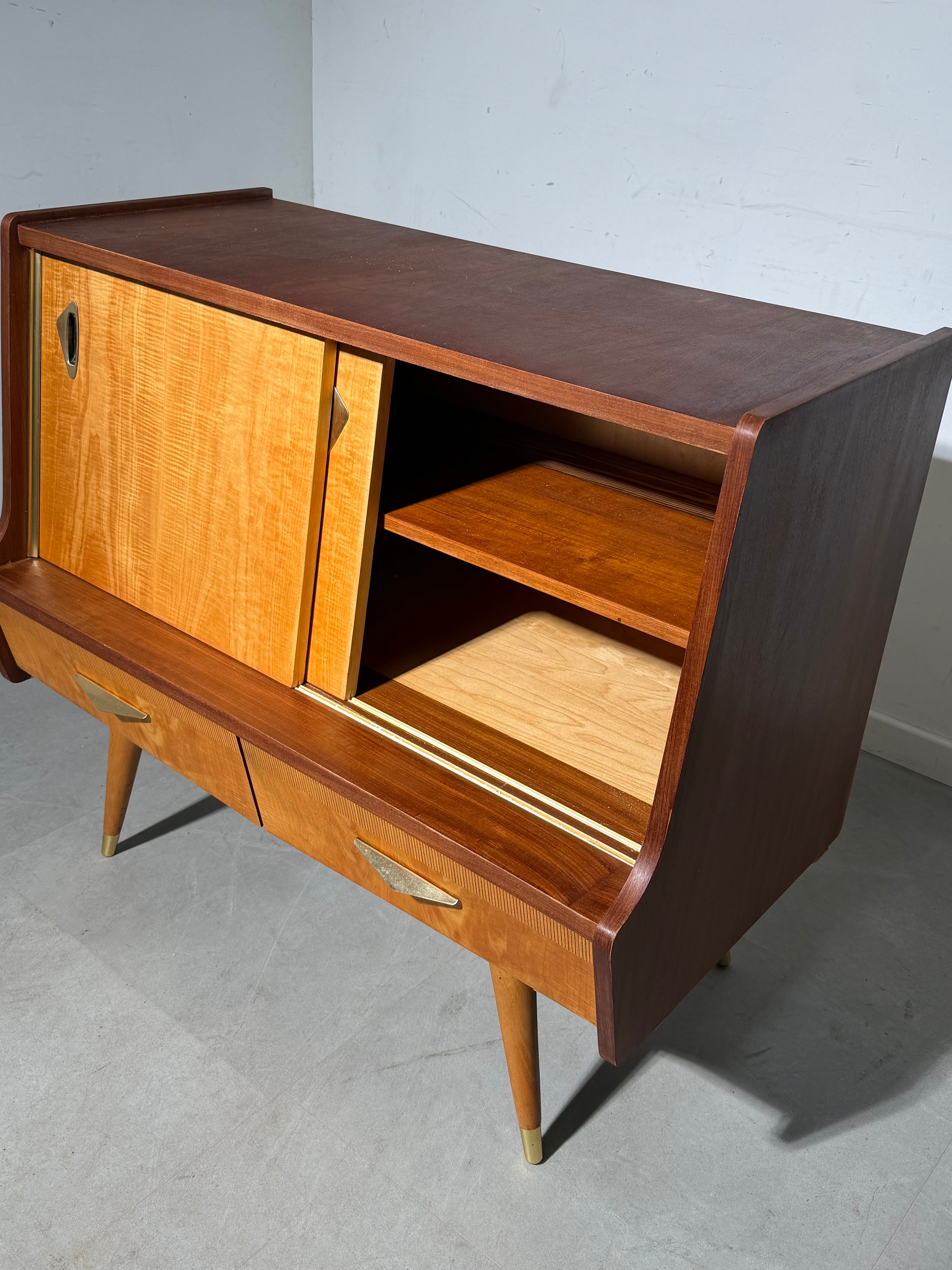 Vintage Rockabilly Sideboard – 1950s Mid-Century Cabinet – Two-Tone Wood – 101 x 90 x 52 cm