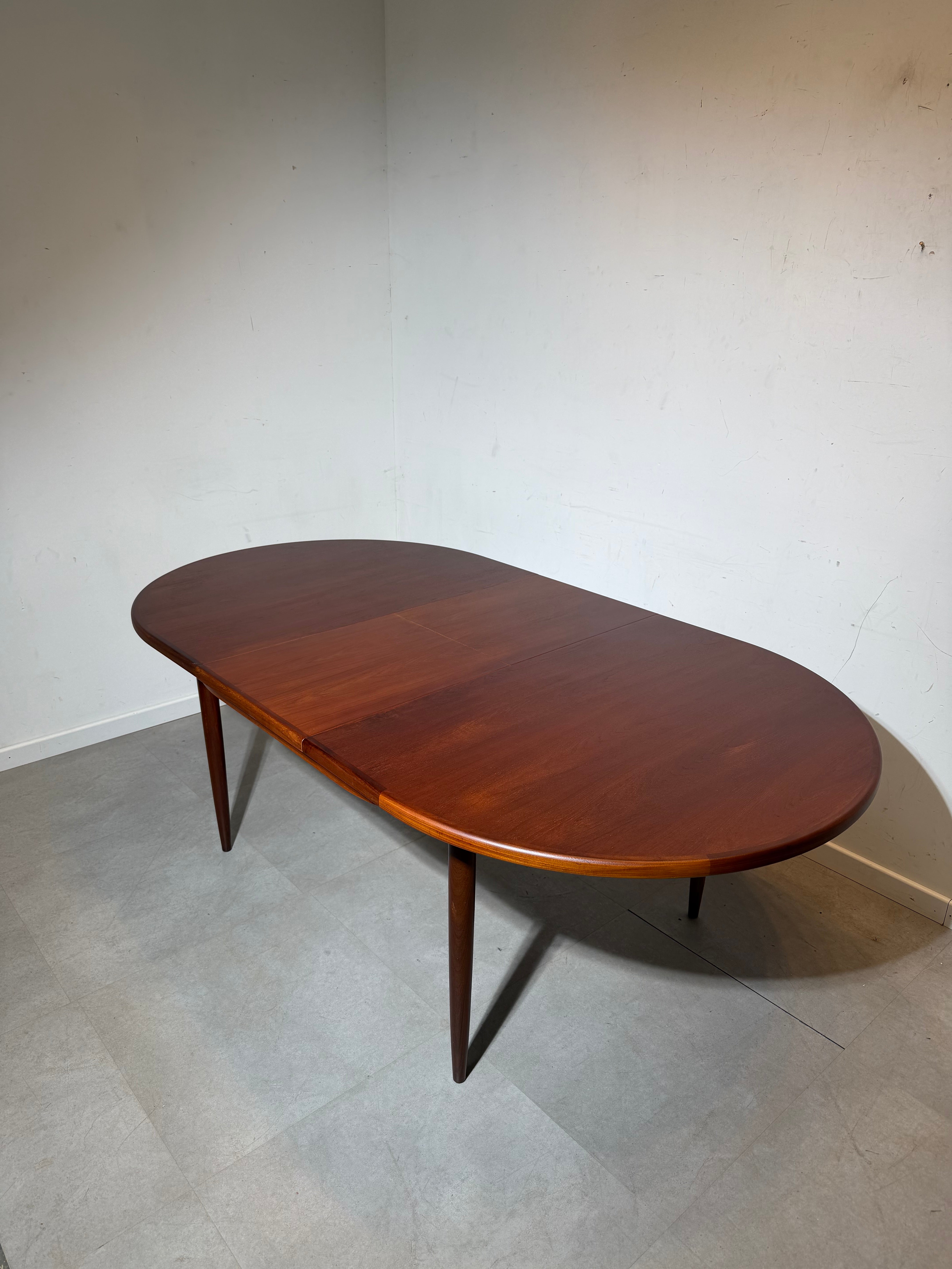 Oval Teak Extendable Dining Table – Mid-Century Modern