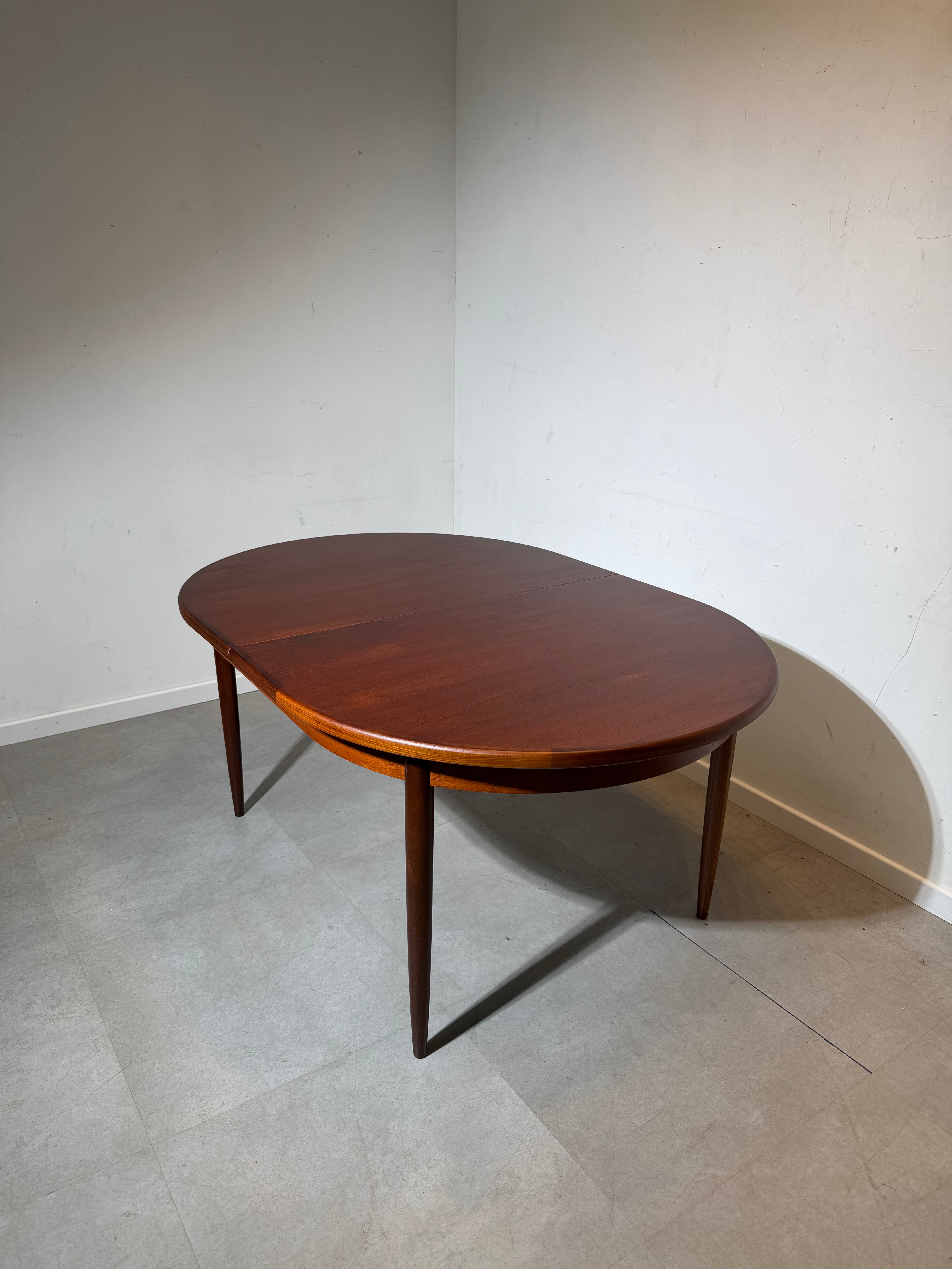 Oval Teak Extendable Dining Table – Mid-Century Modern