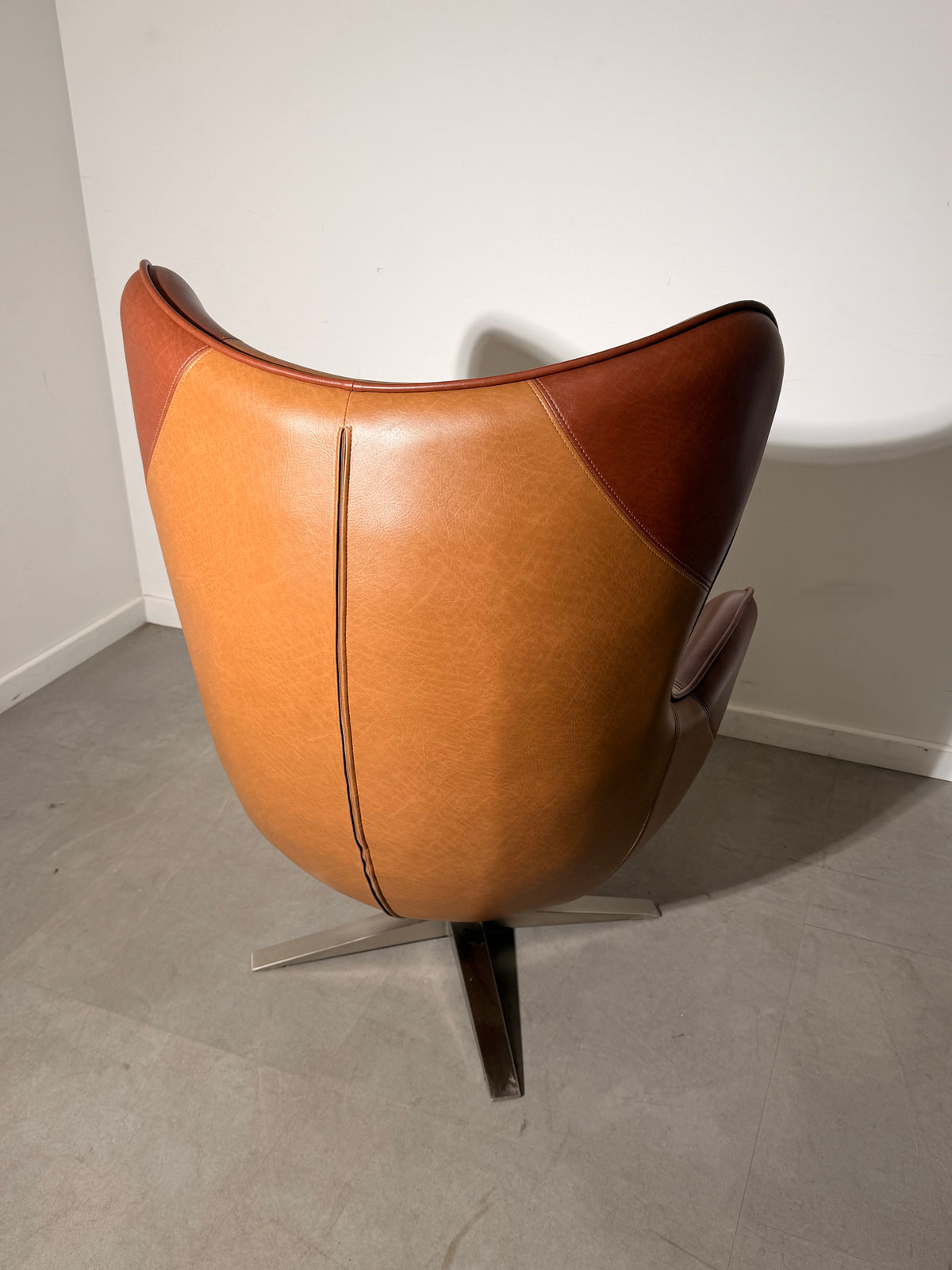 Vintage Egg Chair – Two-Tone Cognac Faux Leather