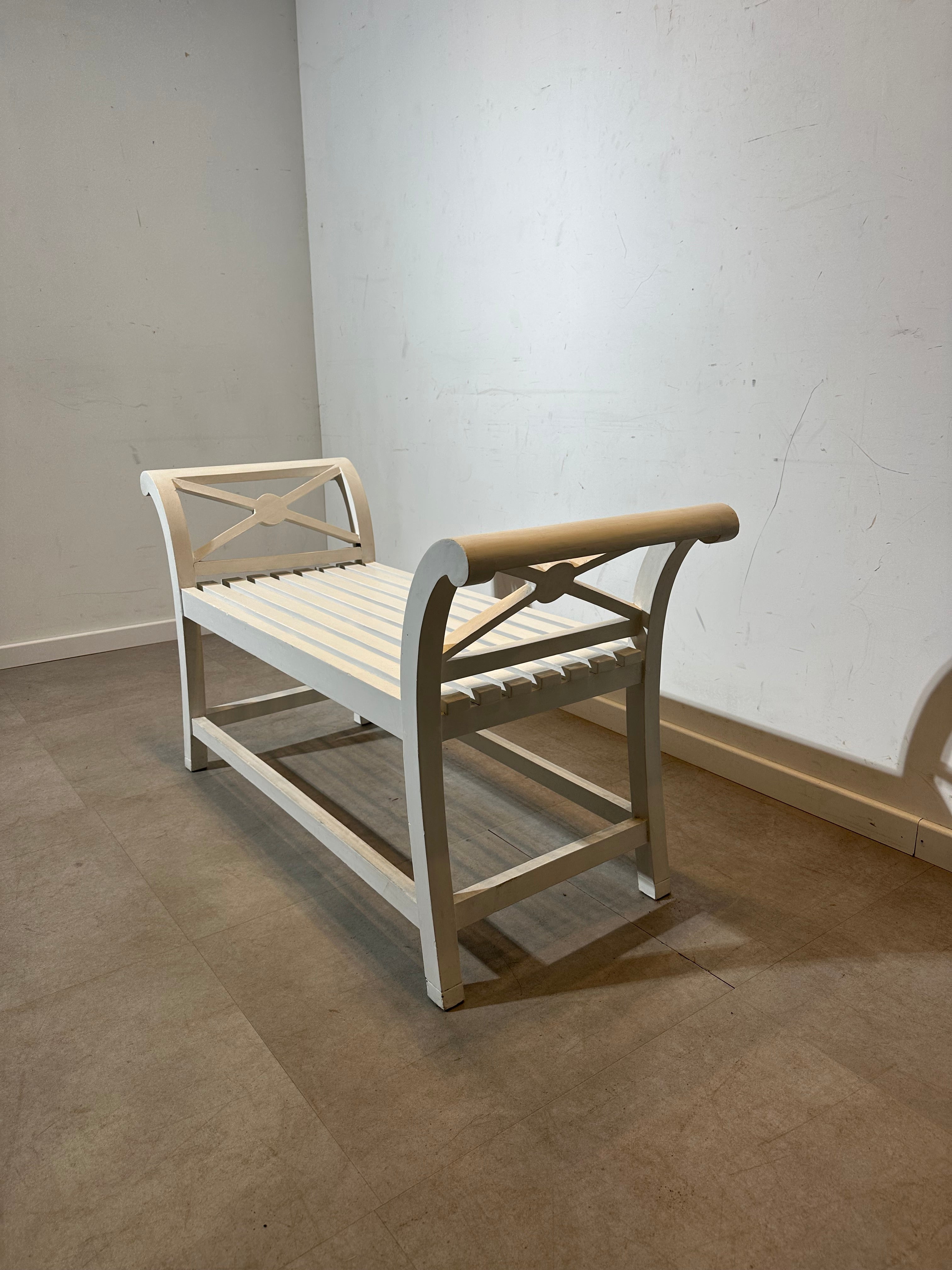 Banc en bois peint en blanc