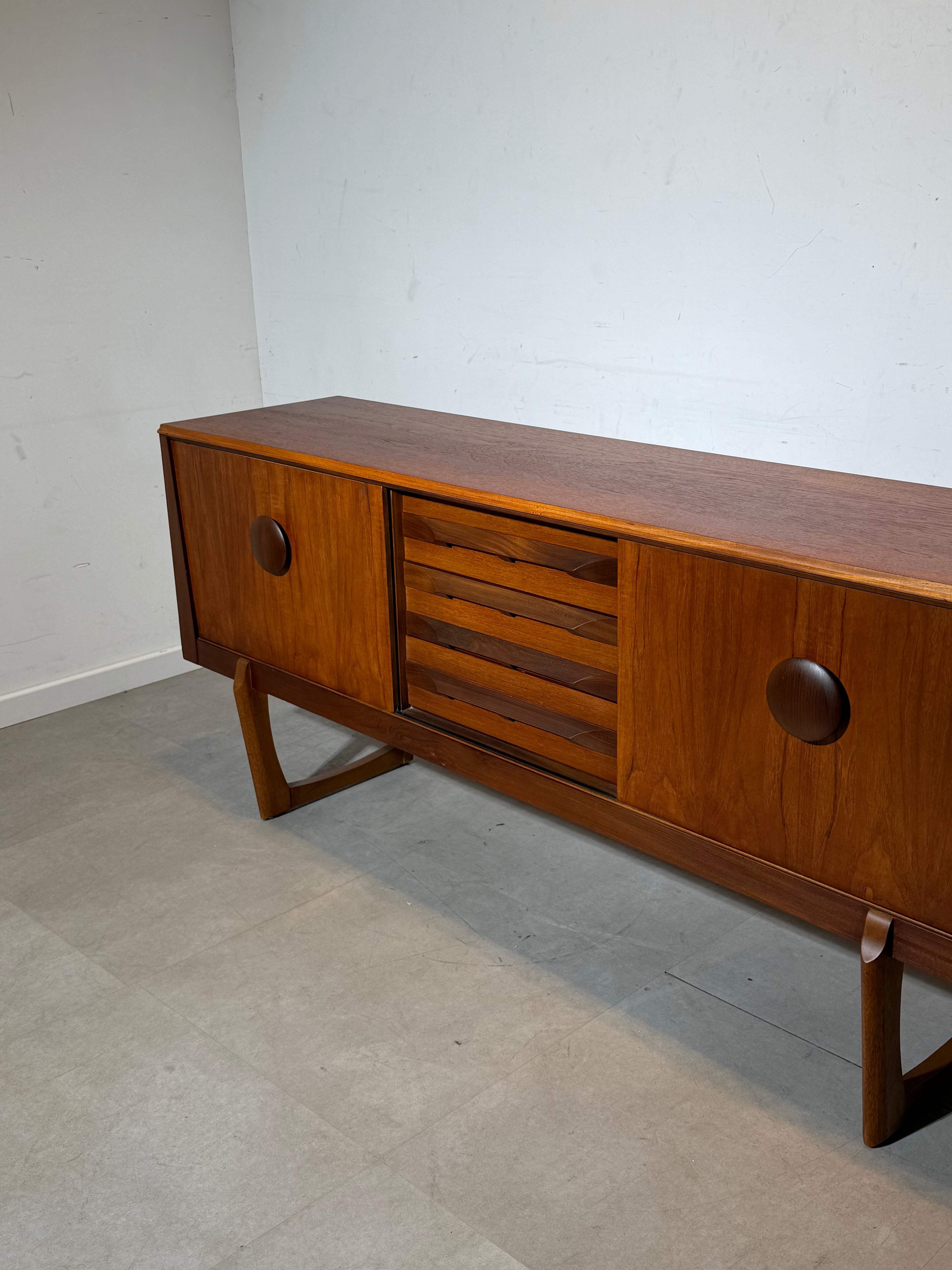 Buffet en teck Elliotts of Newbury – Style moderne du milieu du siècle (Royaume-Uni, années 1960)