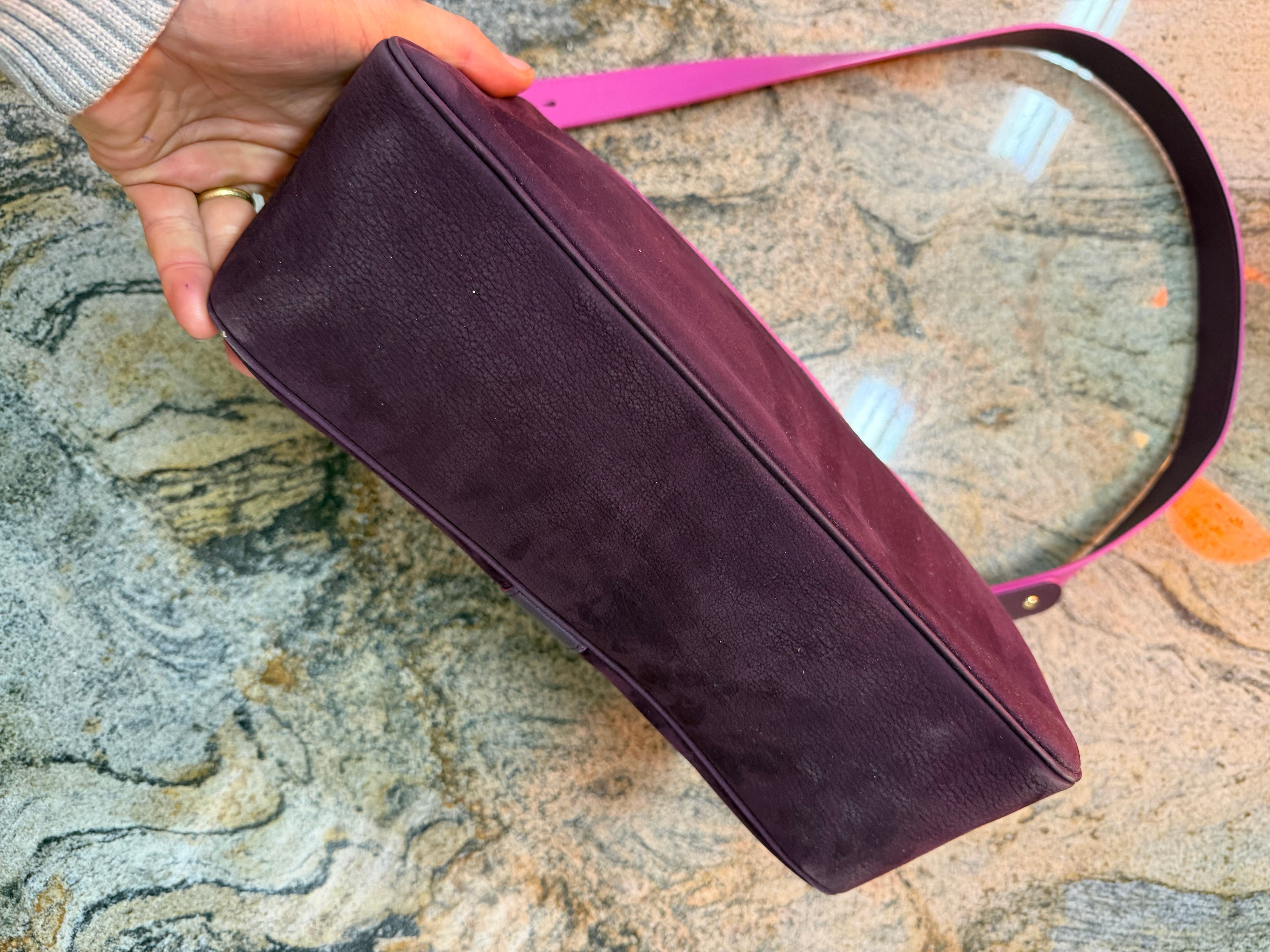 Sac Delvaux Givry en nubuck violet avec détails roses – Fermoir doré – 30 x 24 cm