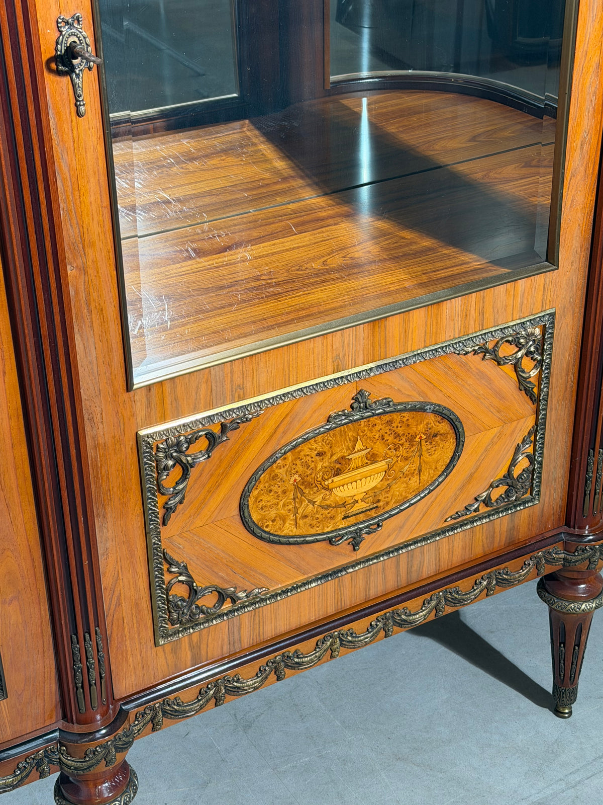 Meuble bar / Vitrine style Louis XVI par JP Ehalt – Vitrine en verre – 177 cm