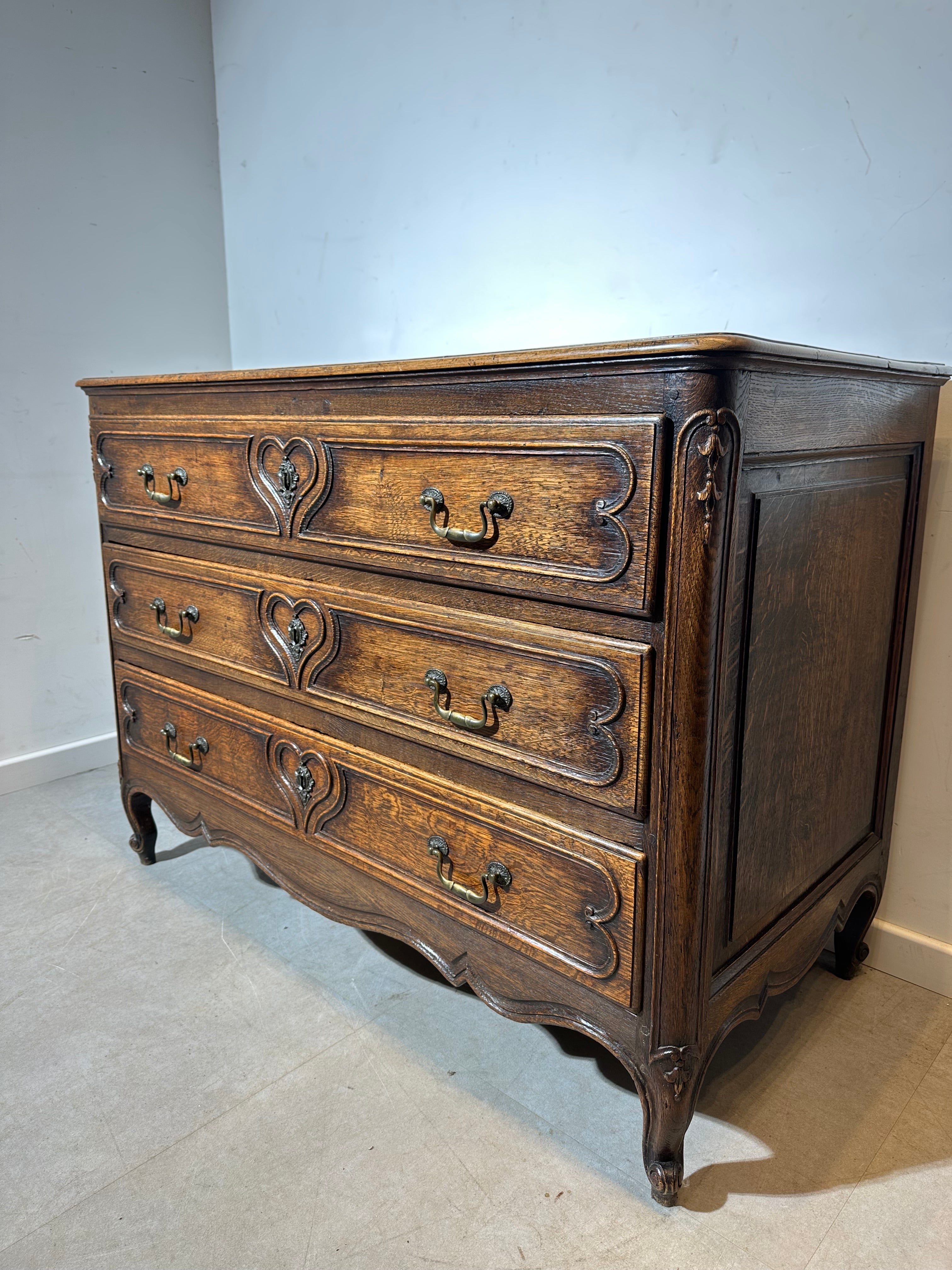 Commode ancienne en chêne français