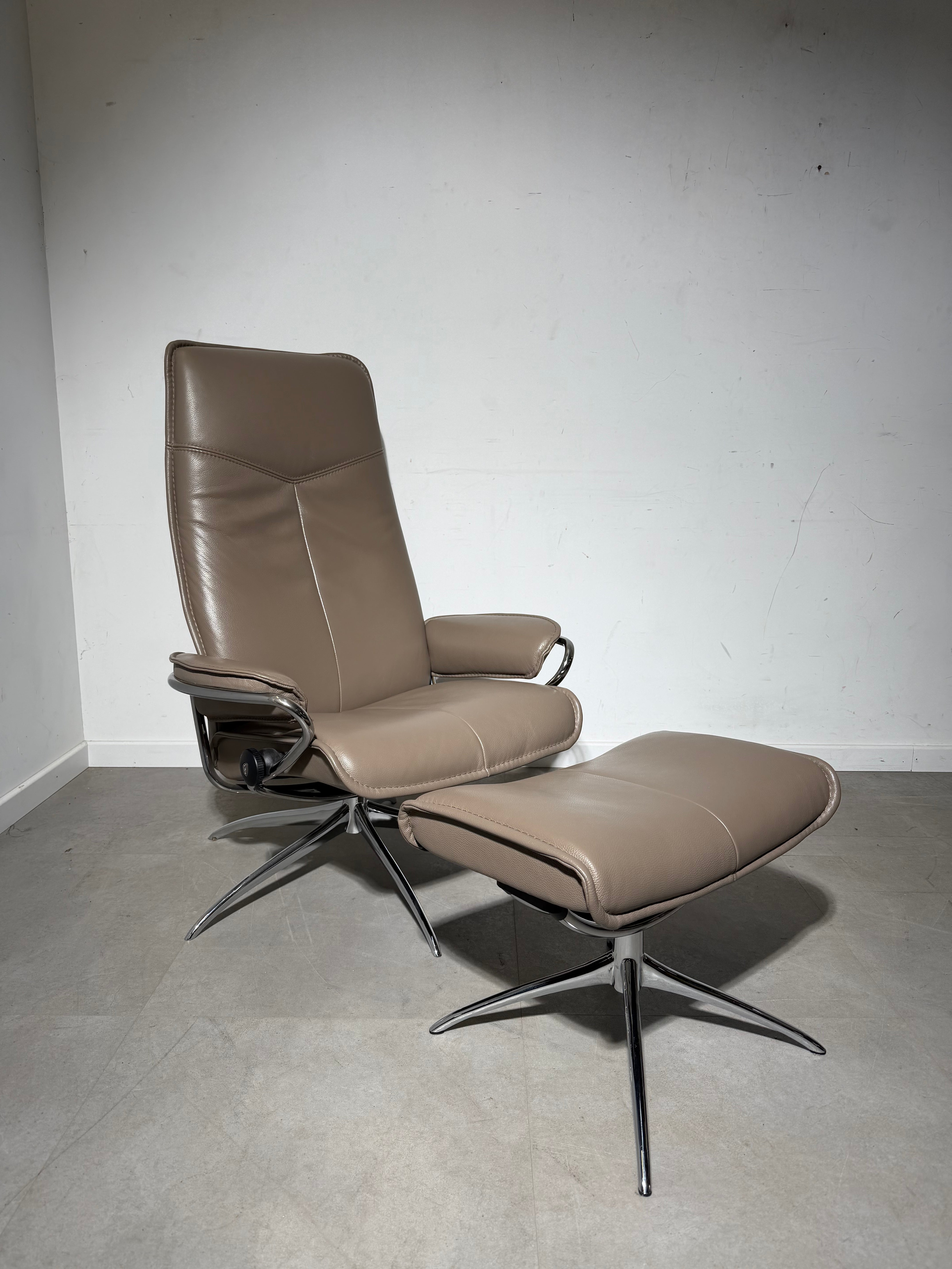 Fauteuil inclinable Stressless City à dossier haut avec repose-pieds
