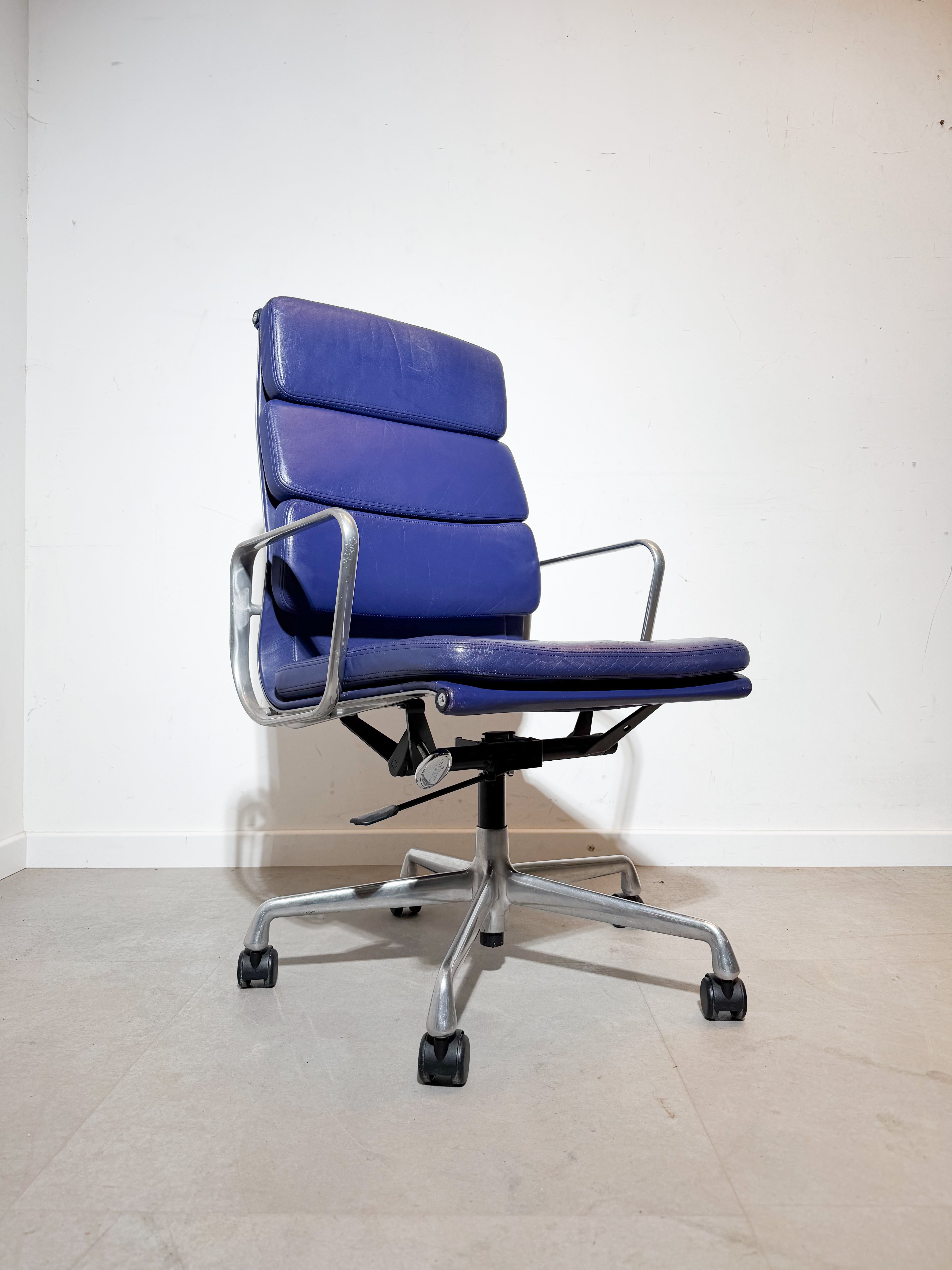 Vitra Charles & Ray Eames EA 219 Soft Pad Office Chair