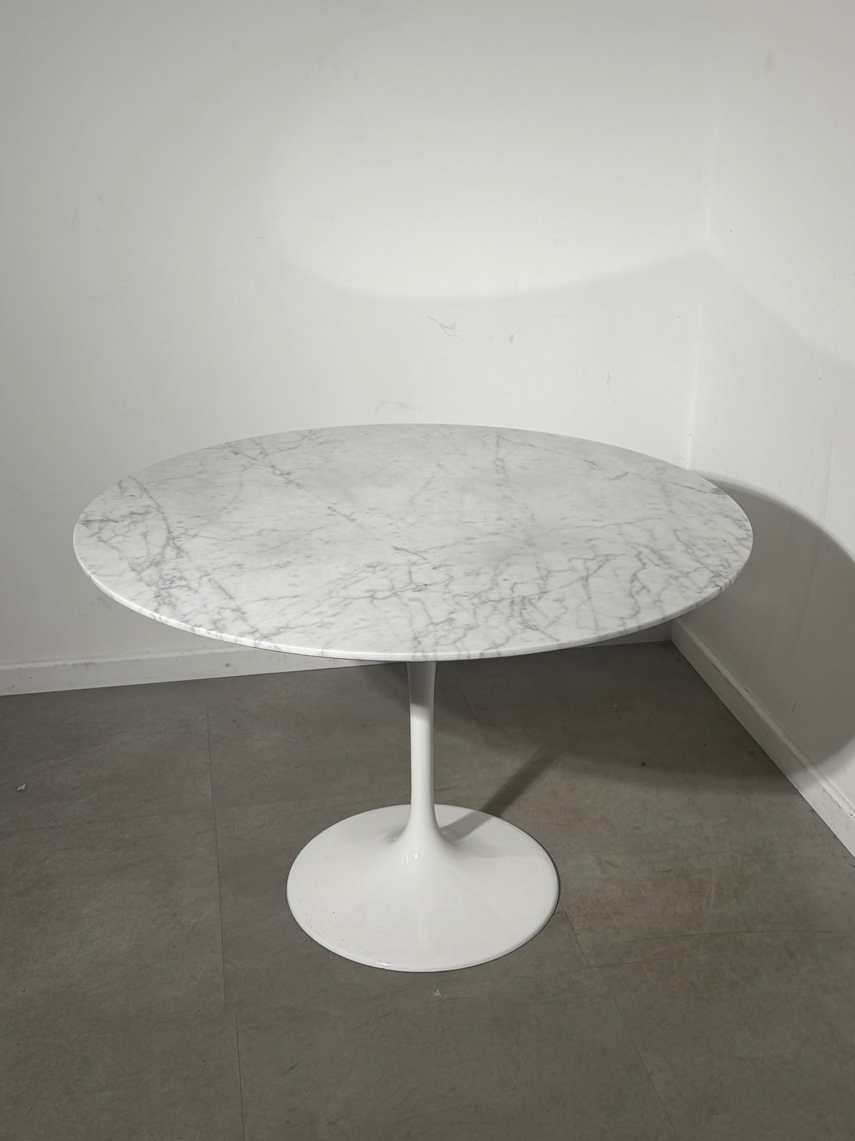 Tulip Dining Table with White Marble Top – Ø 110