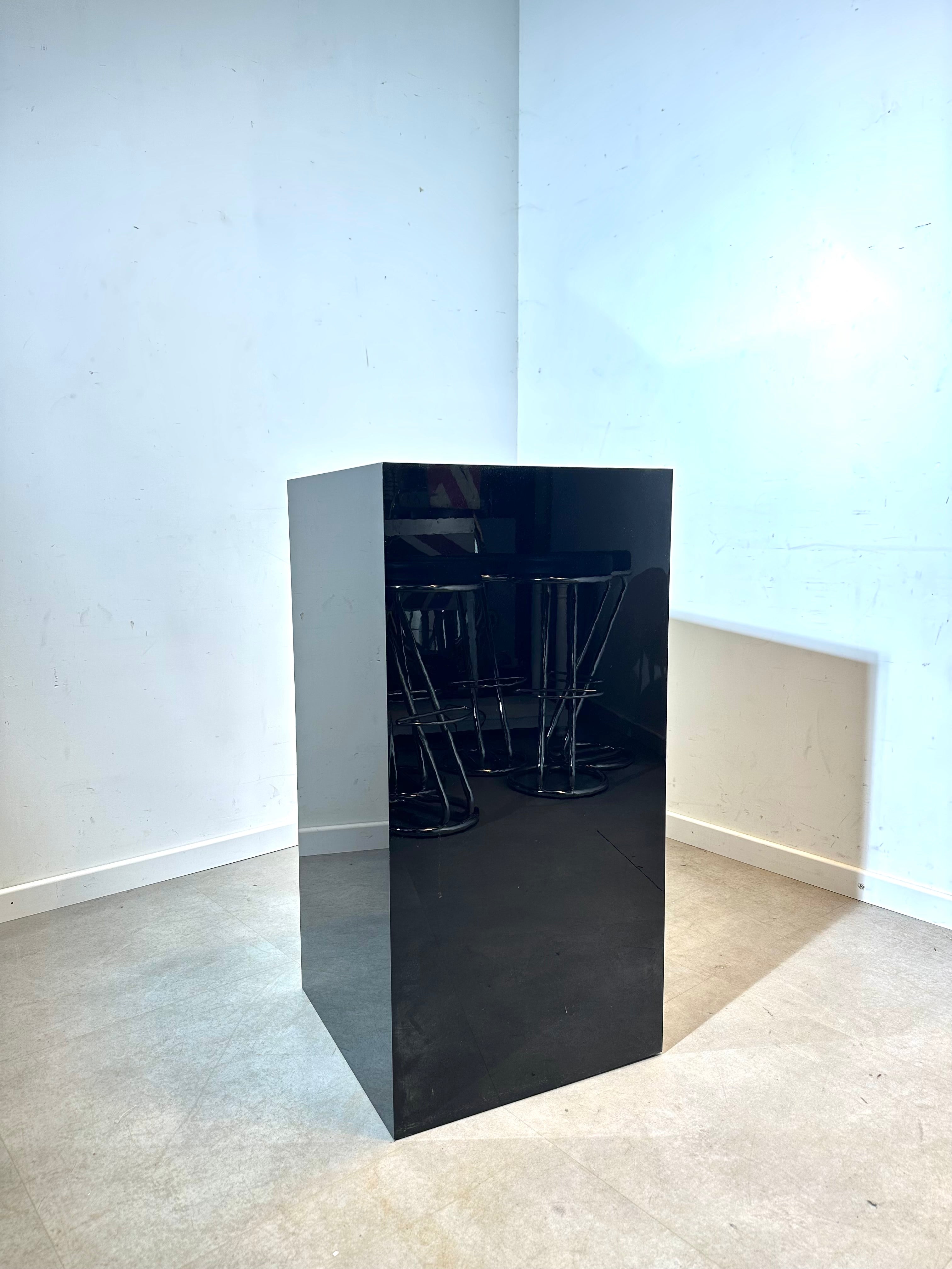 Socle d'exposition noir brillant de Solits