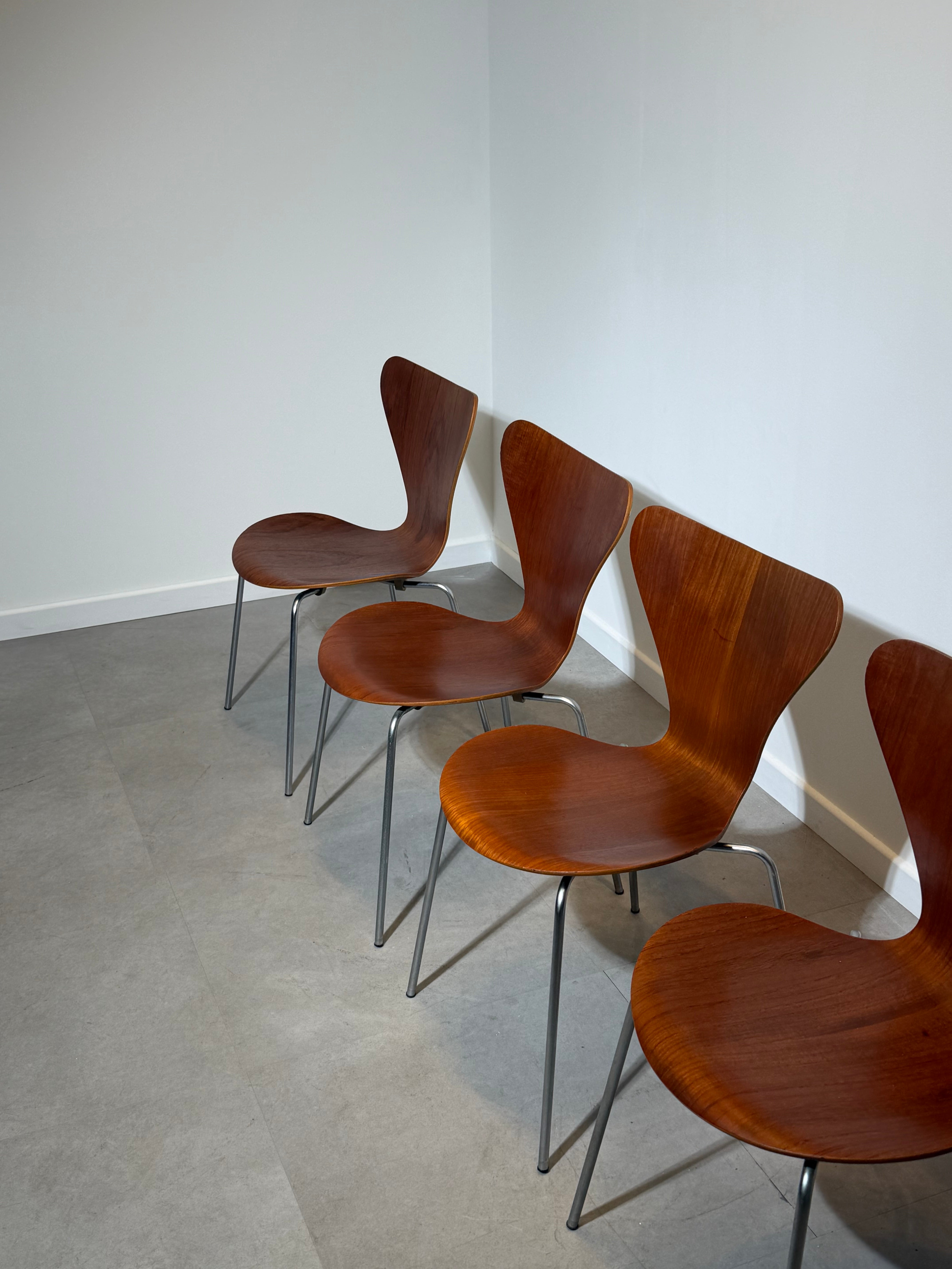 Set of Four Vintage Fritz Hansen Series 7 Dining Chairs – Teak Veneer – Arne Jacobsen – 1969
