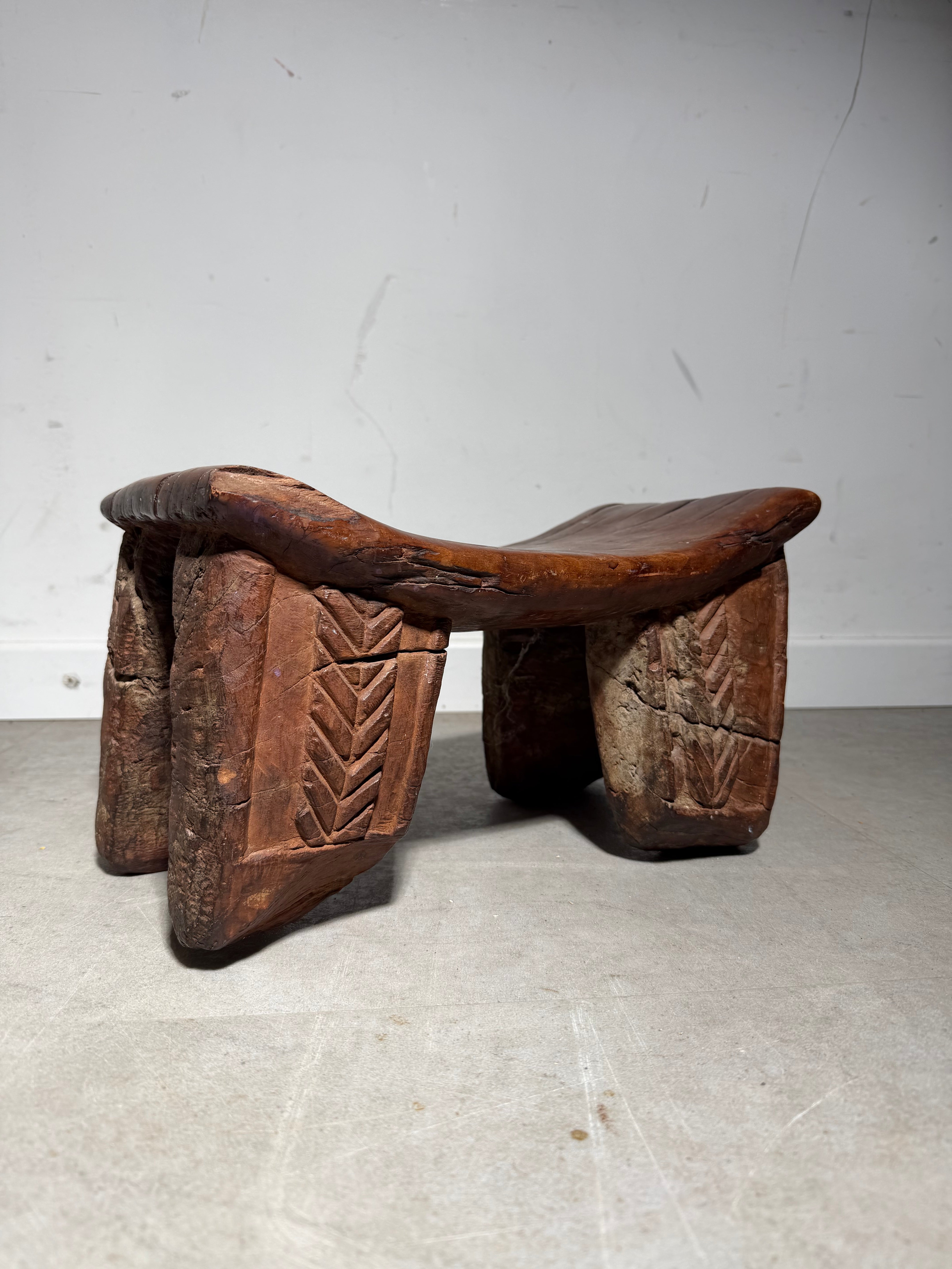 Tabouret en bois de style brutaliste tribal africain – sculpté à la main