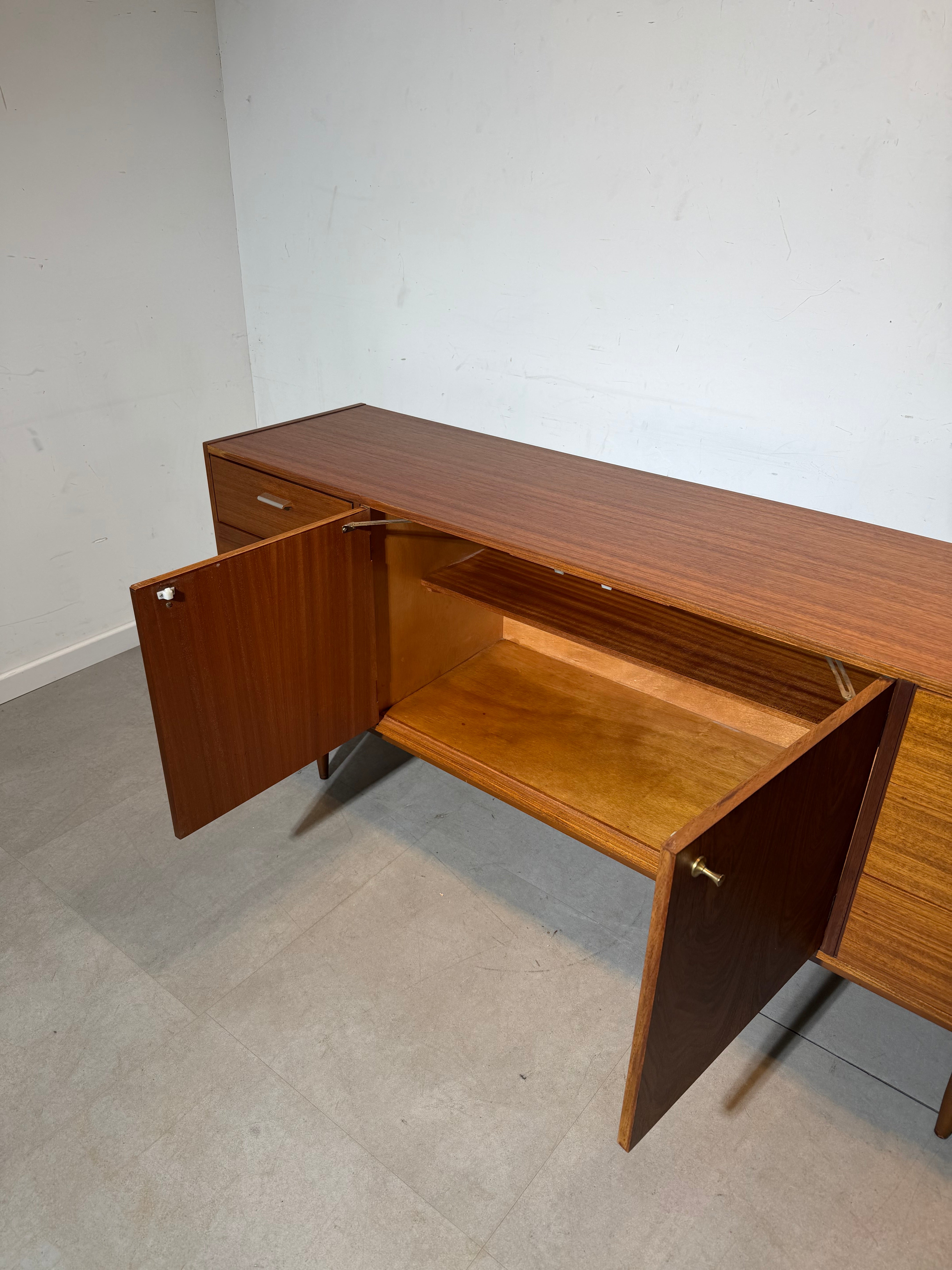 Buffet scandinave en palissandre et teck, style milieu du XXe siècle (années 1960).