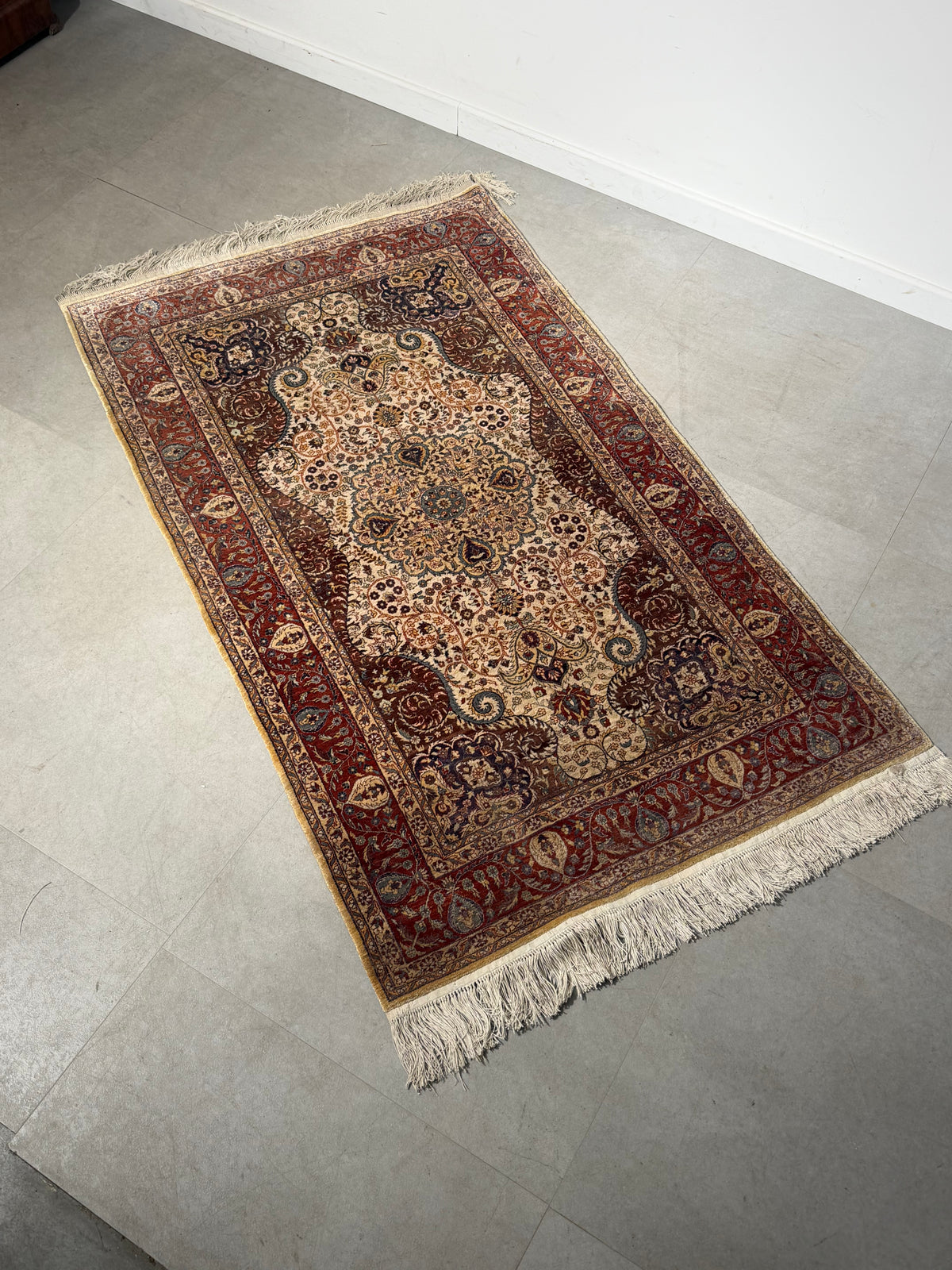 Silk Rug with Floral Medallion – 155 × 93 cm