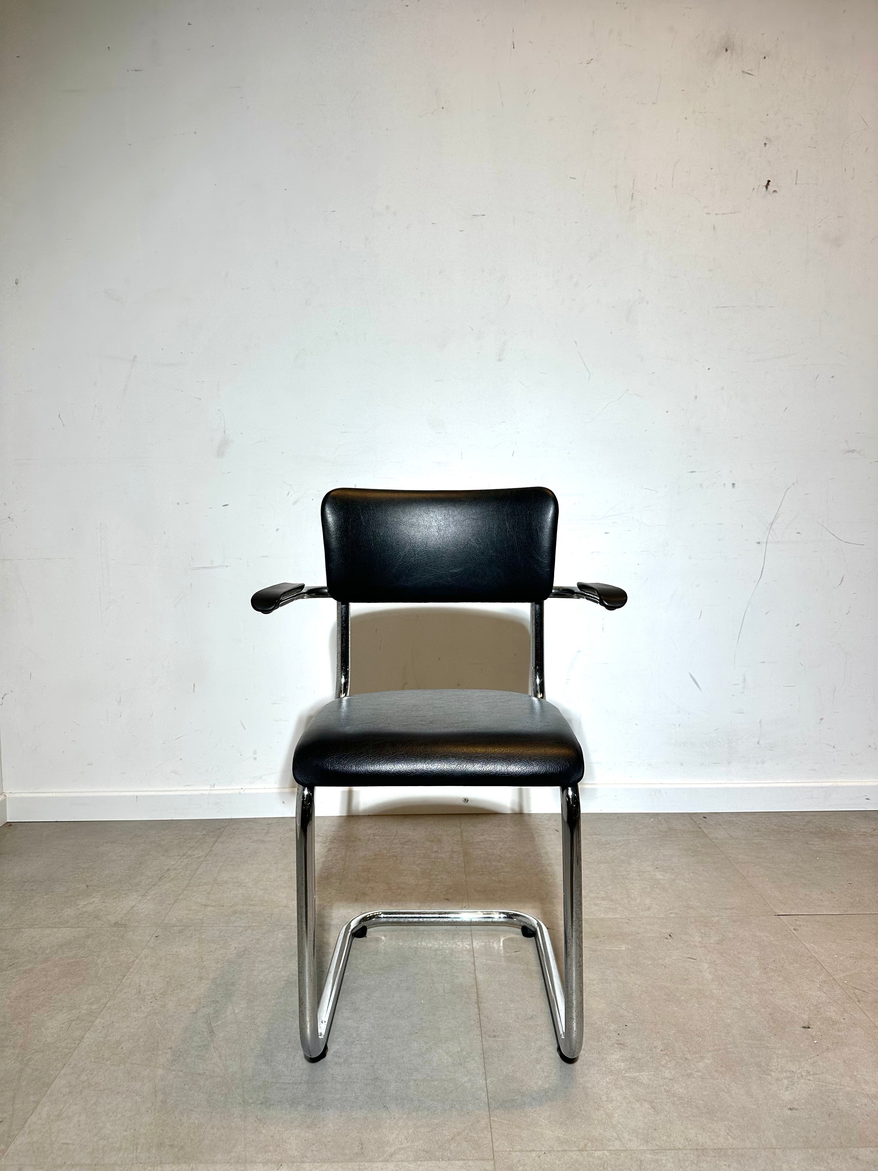 Chaises cantilever Tubax noires