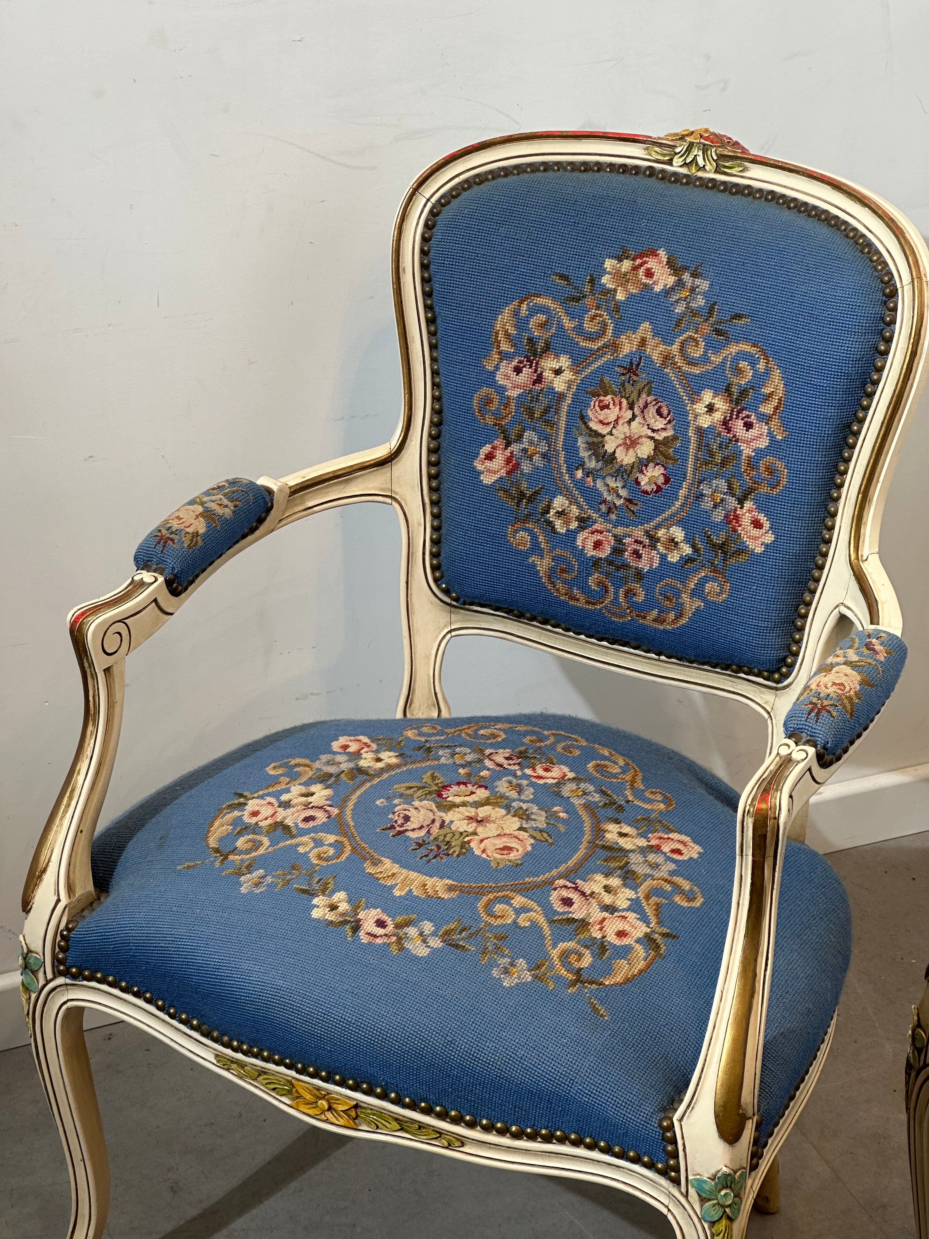 Ensemble de salon vintage de style Louis XV français – Table assortie