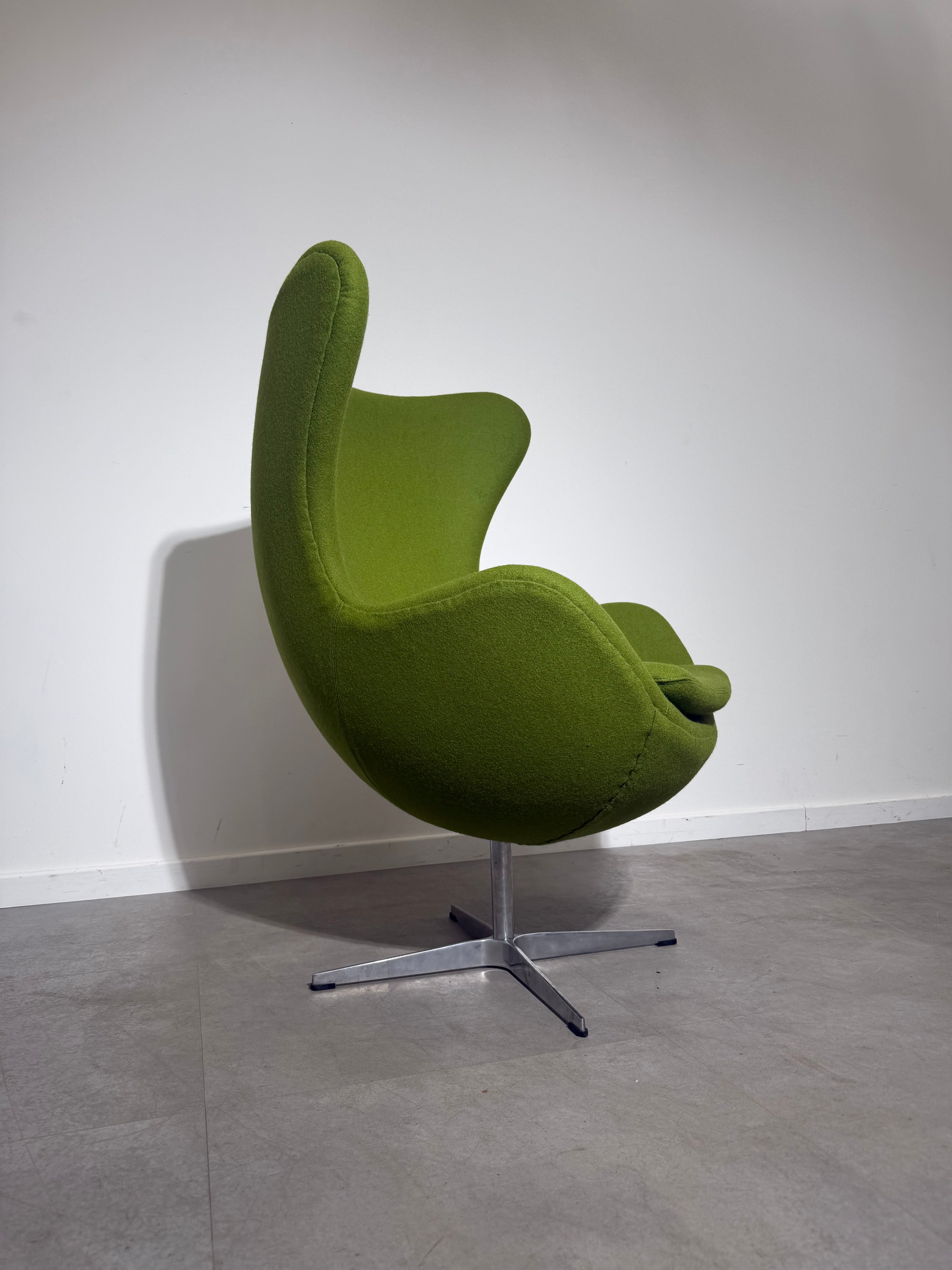 Egg Chair Replica – Newly Upholstered | Swivel Lounge Chair