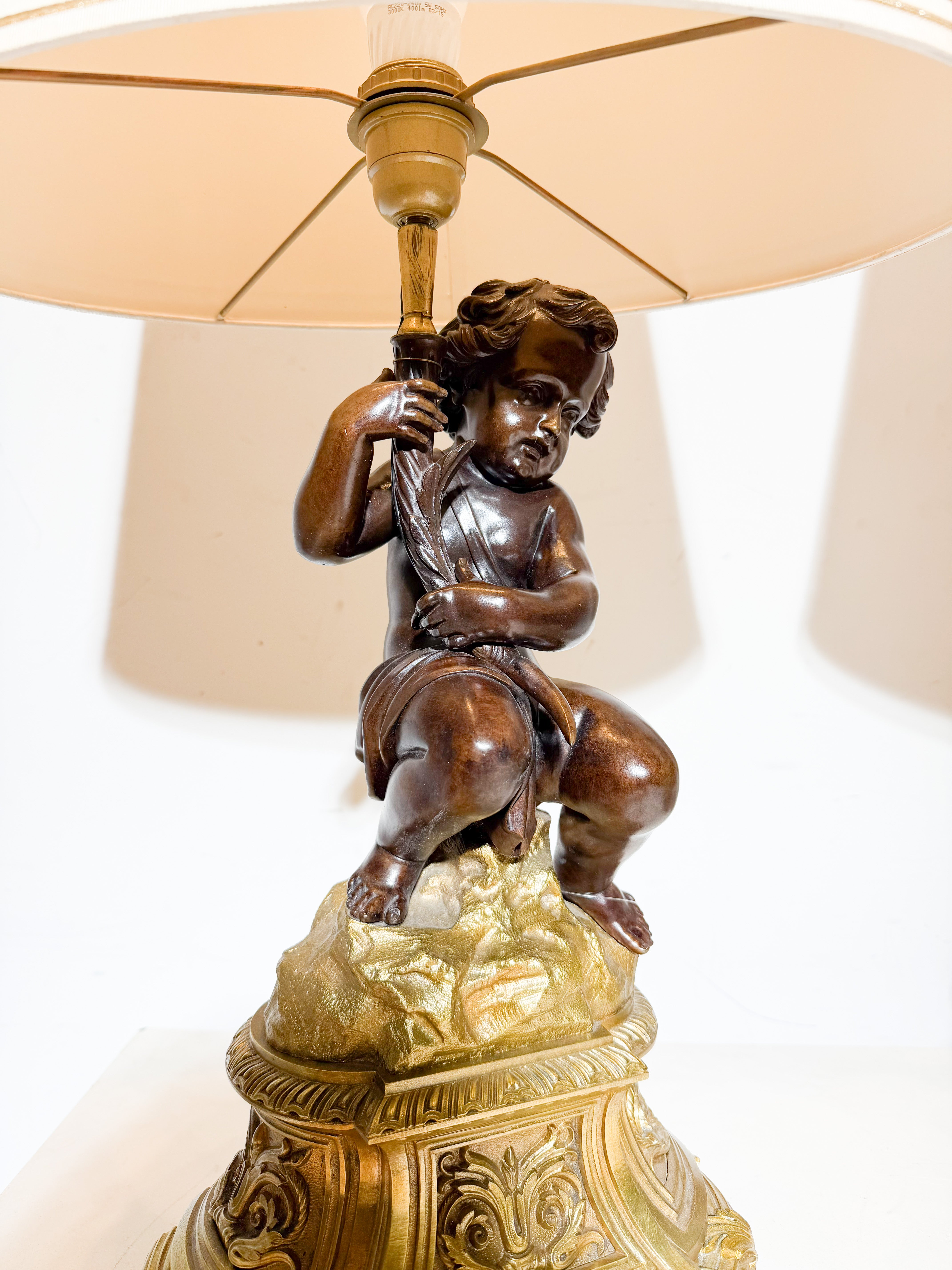 Paire de lampes de table en bronze ornées de puttis