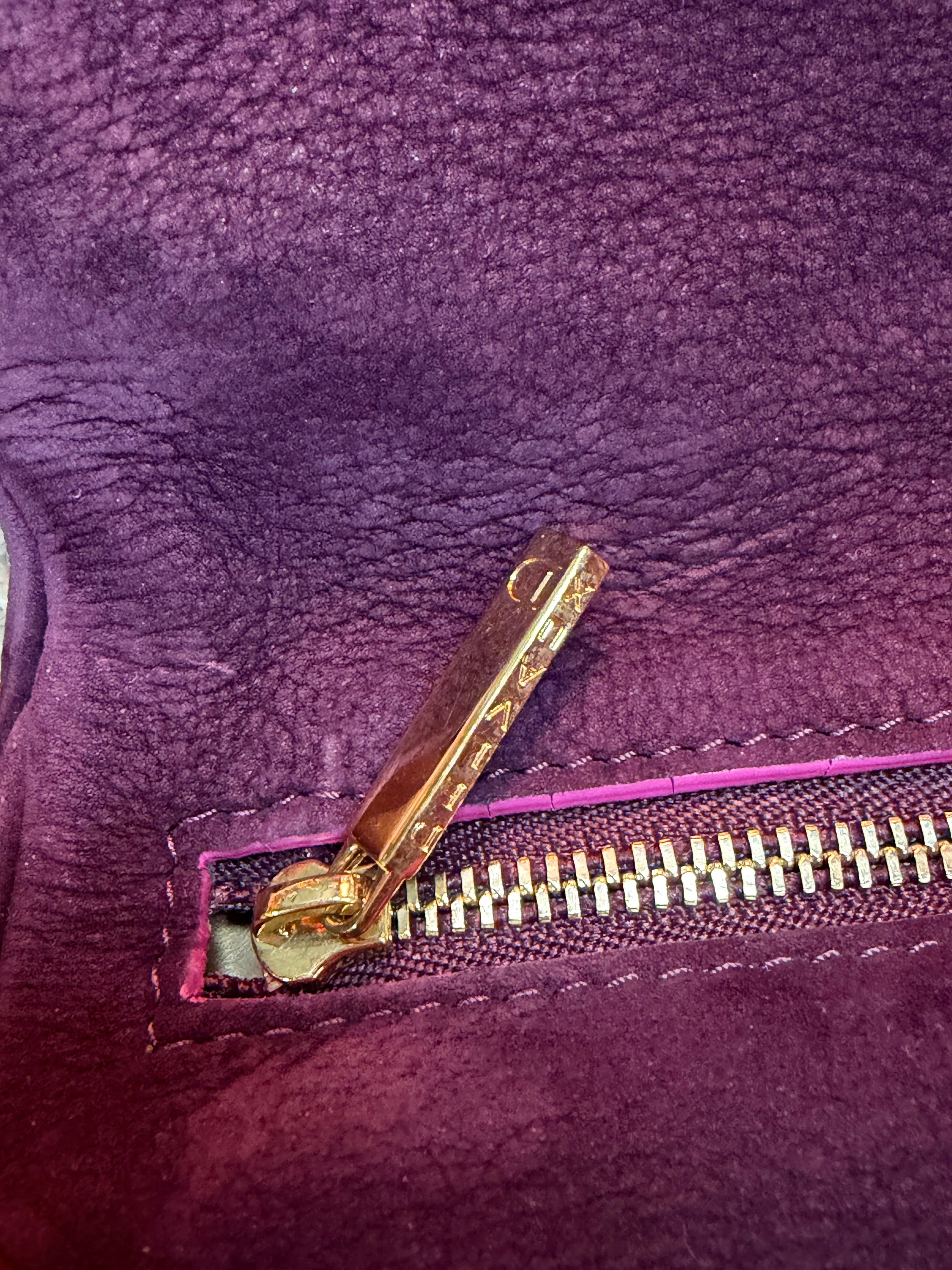 Sac Delvaux Givry en nubuck violet avec détails roses – Fermoir doré – 30 x 24 cm