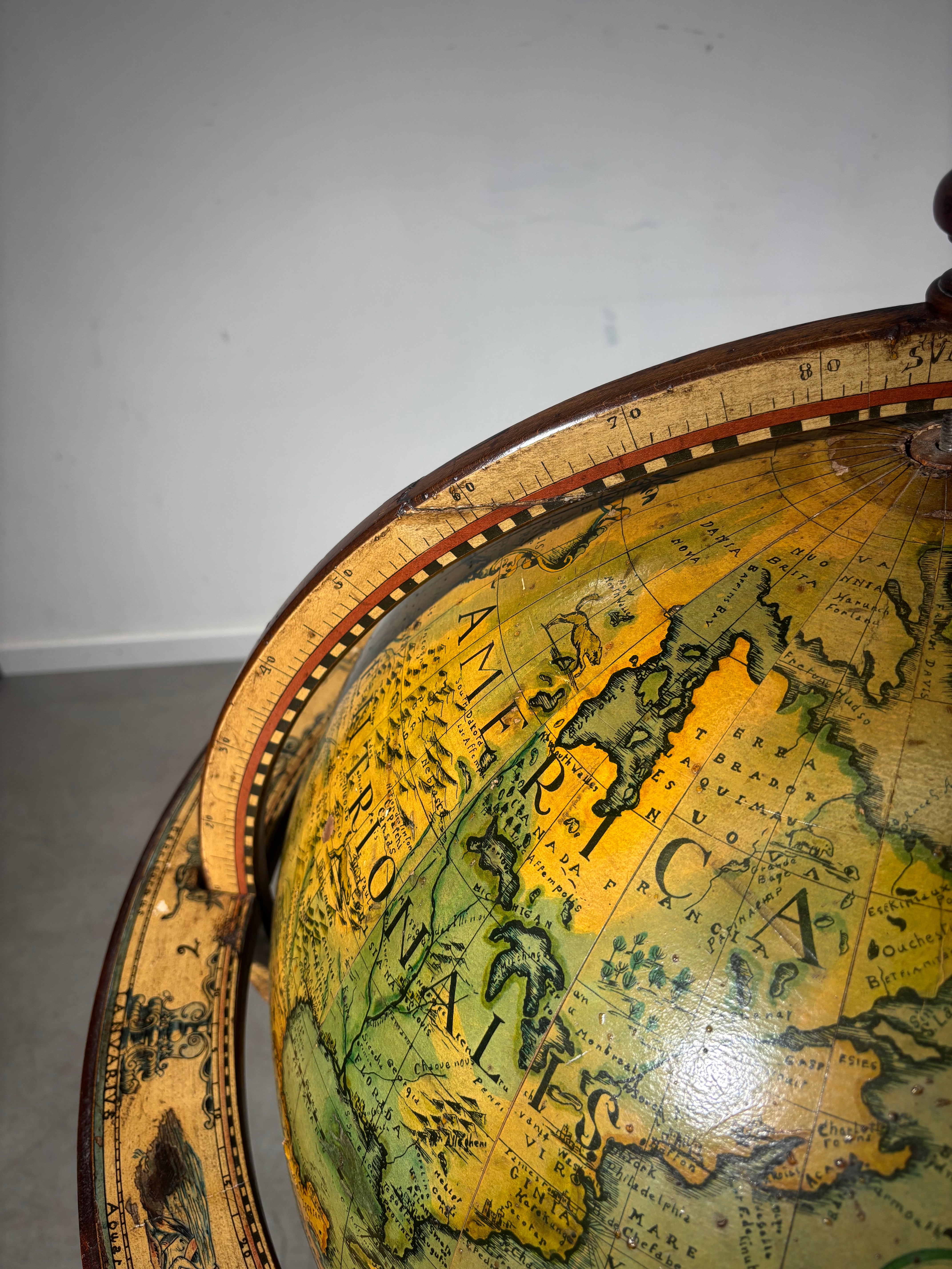 Aardse bibliotheekbol op sokkel