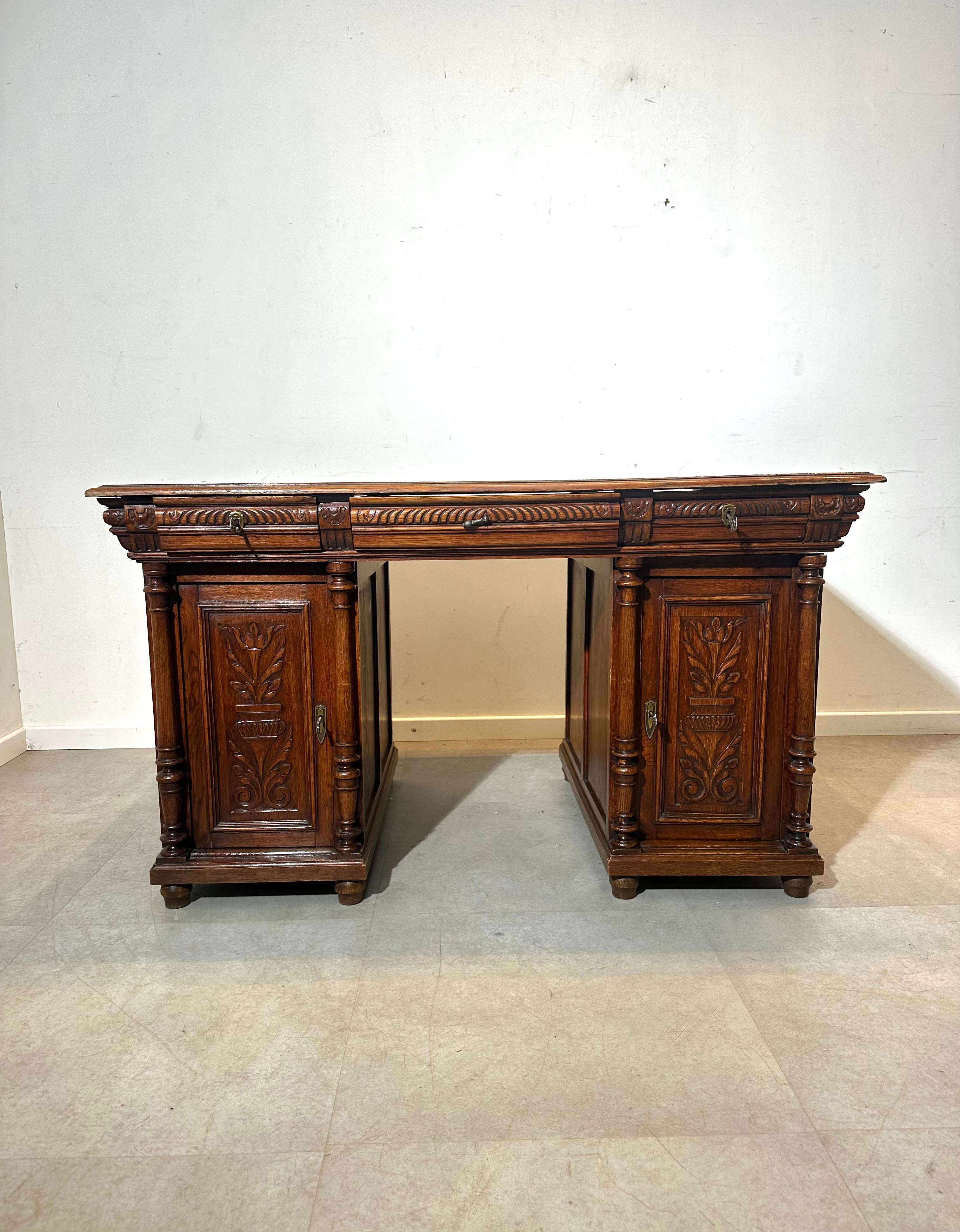 Bureau ancien en chêne sculpté à double face