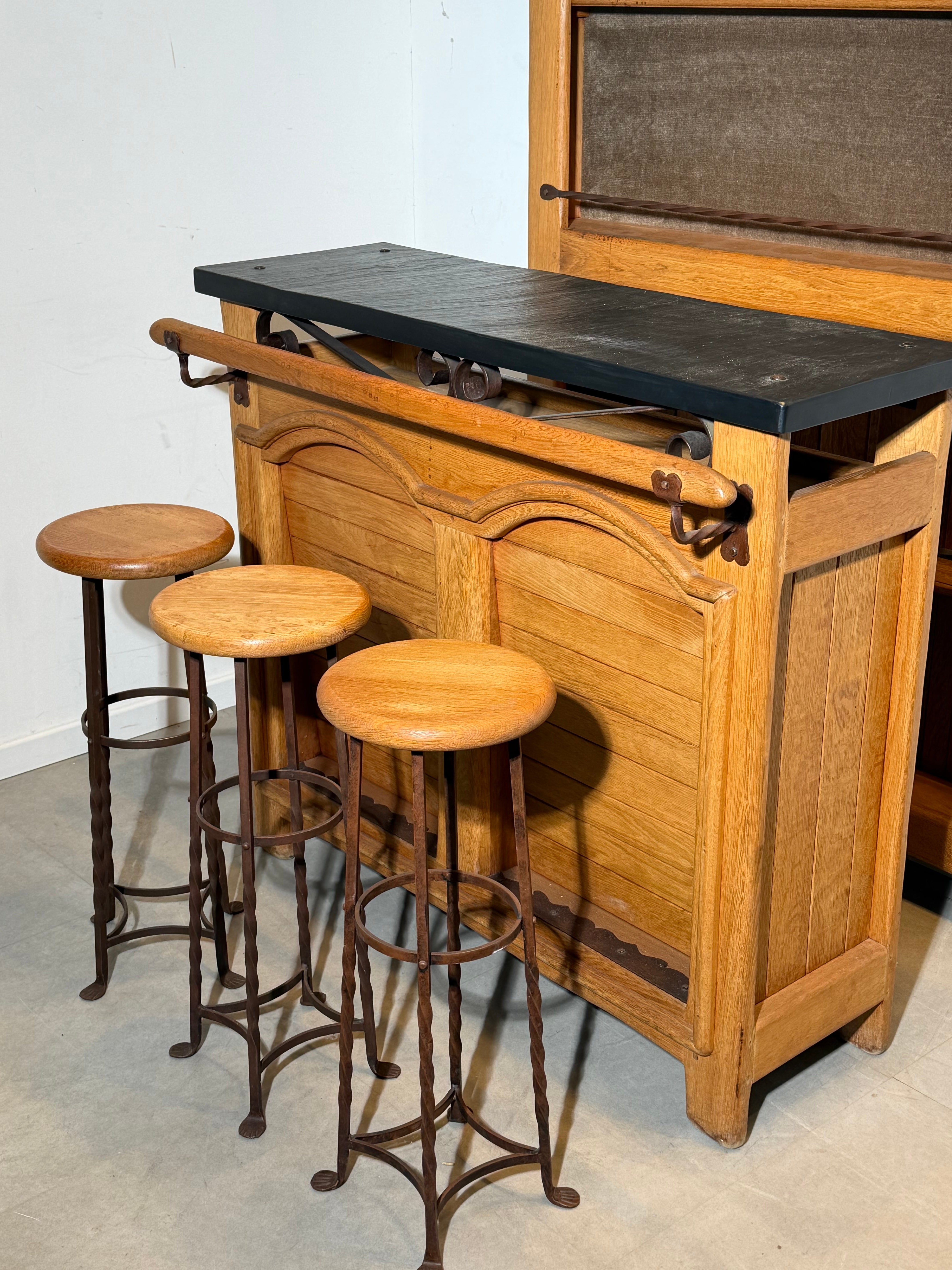 Massive Oak Bar Cabinet Set with Bar Counter & 3 Stools | Troc Leuven