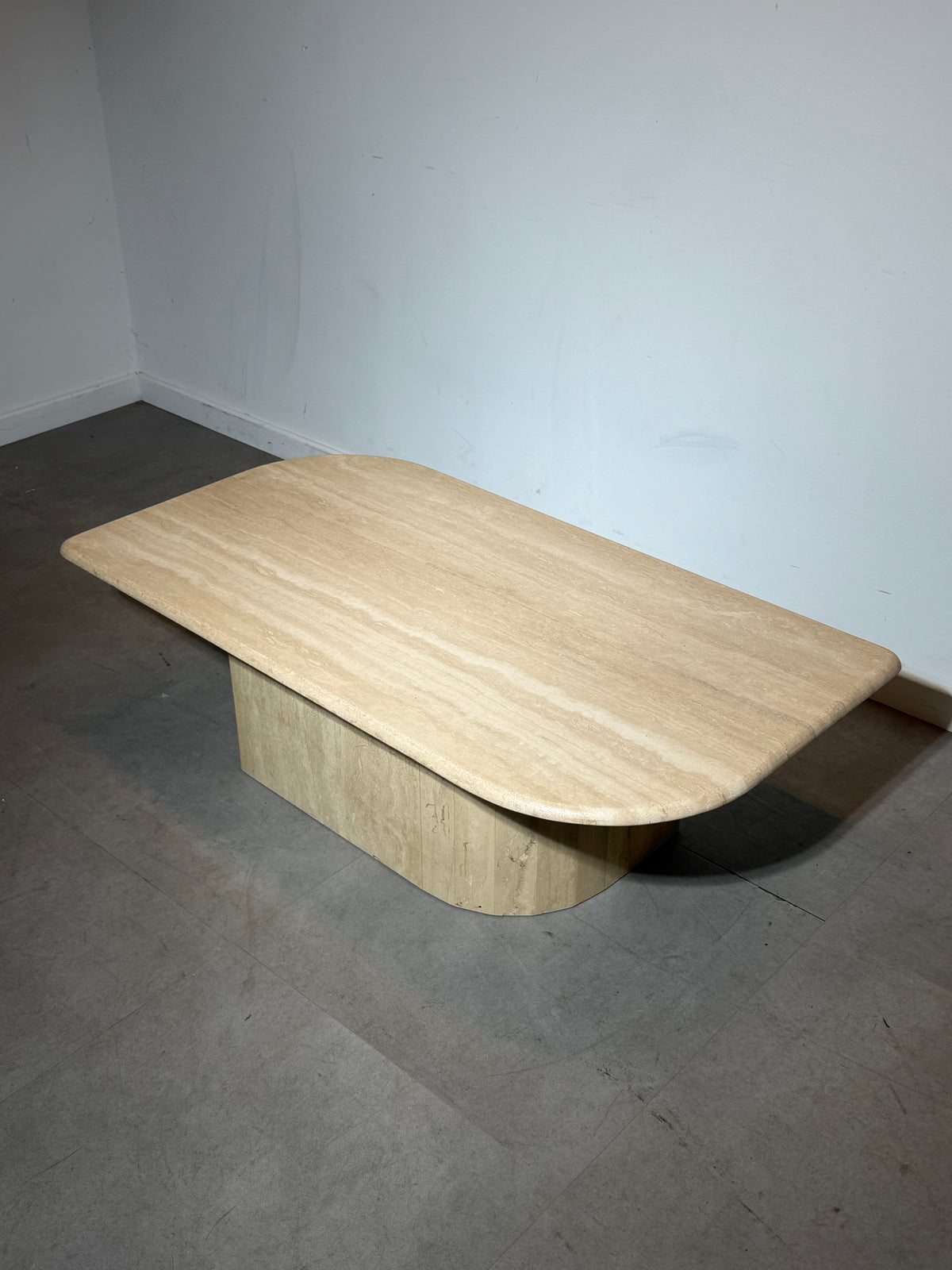 Table basse en travertin avec piètement central arrondi