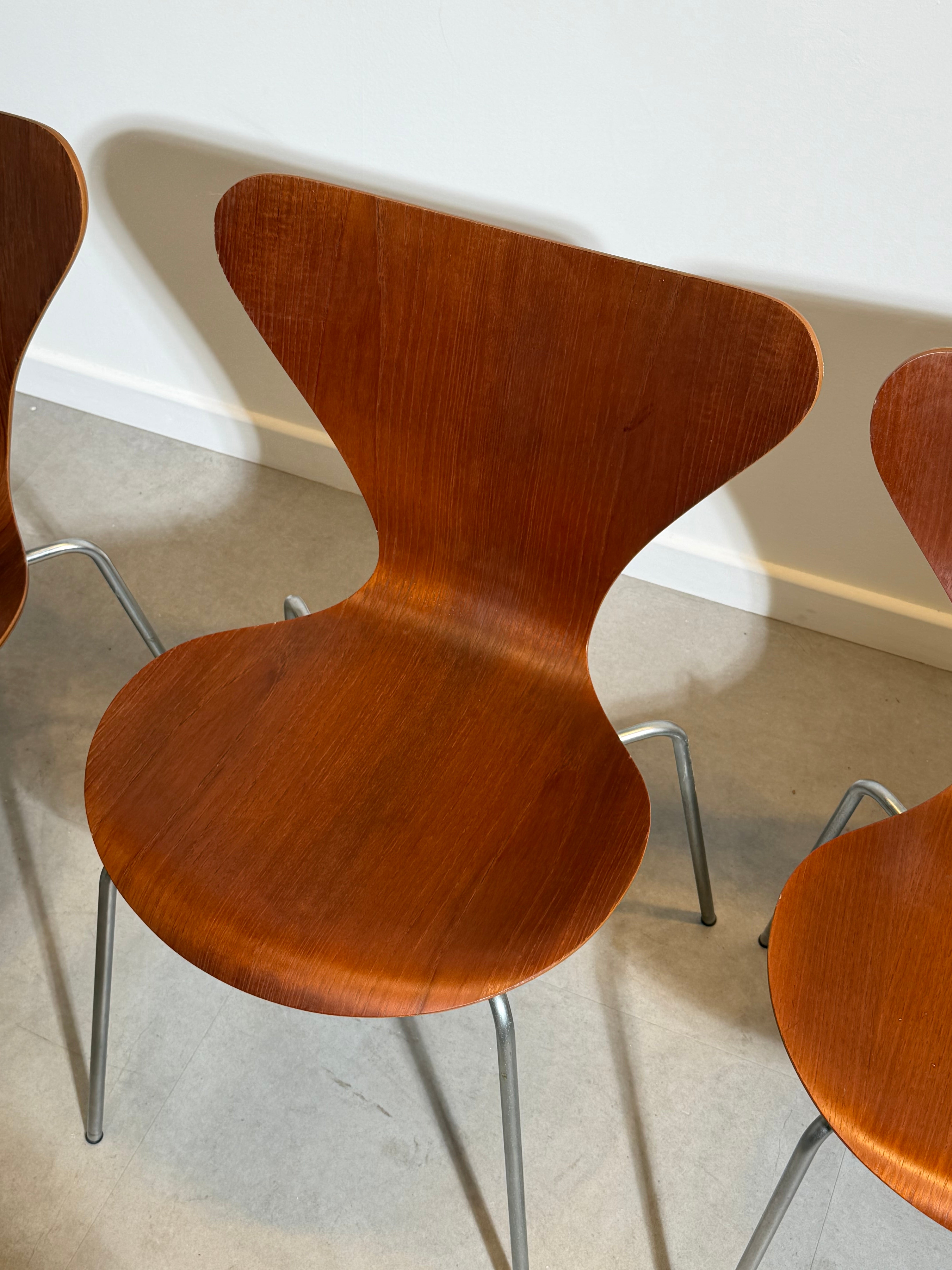 Set of Four Vintage Fritz Hansen Series 7 Dining Chairs – Teak Veneer – Arne Jacobsen – 1969