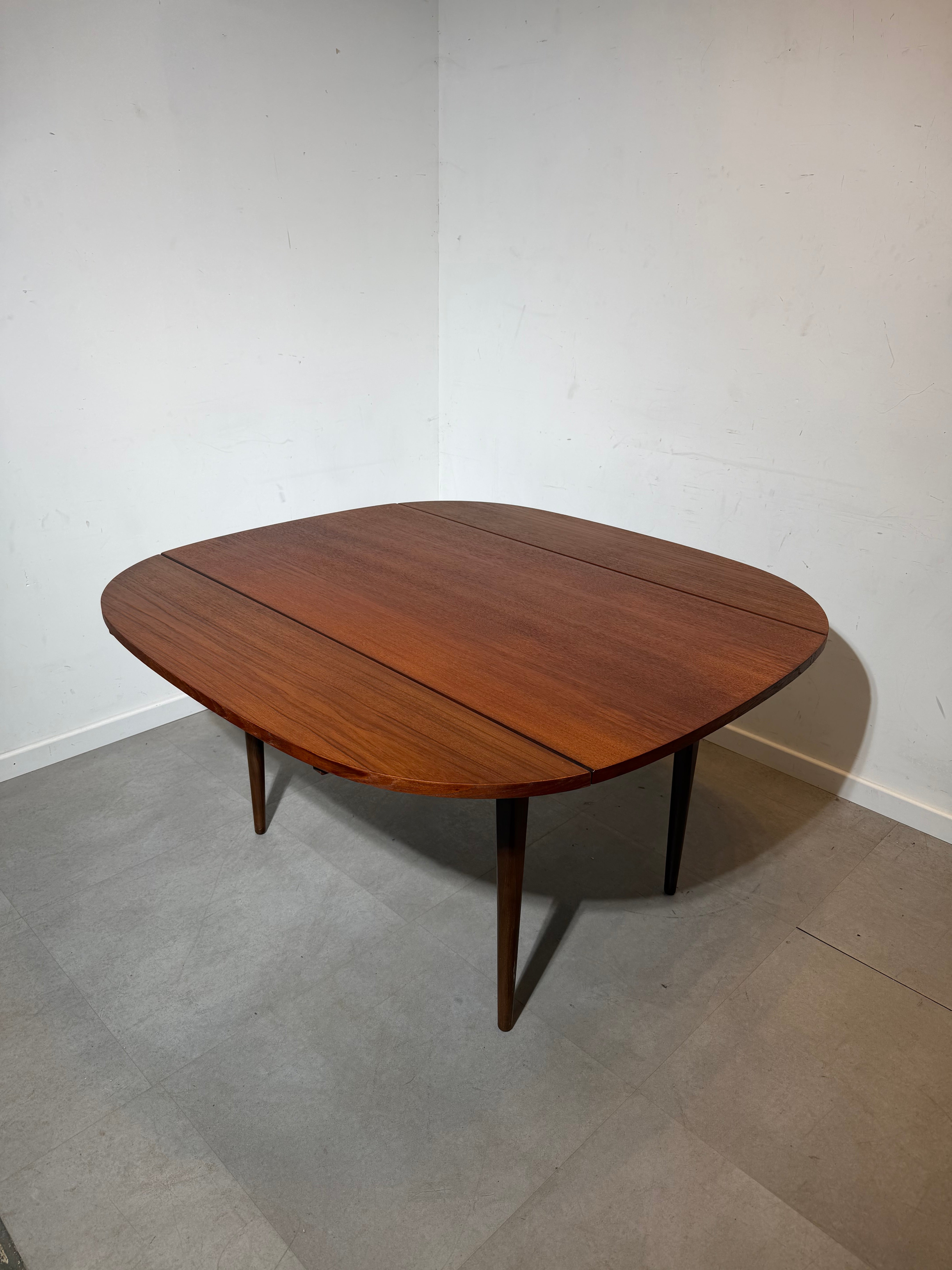 Elliotts of Newbury Extendable Teak Dining Table – Mid-Century Modern (1960s)