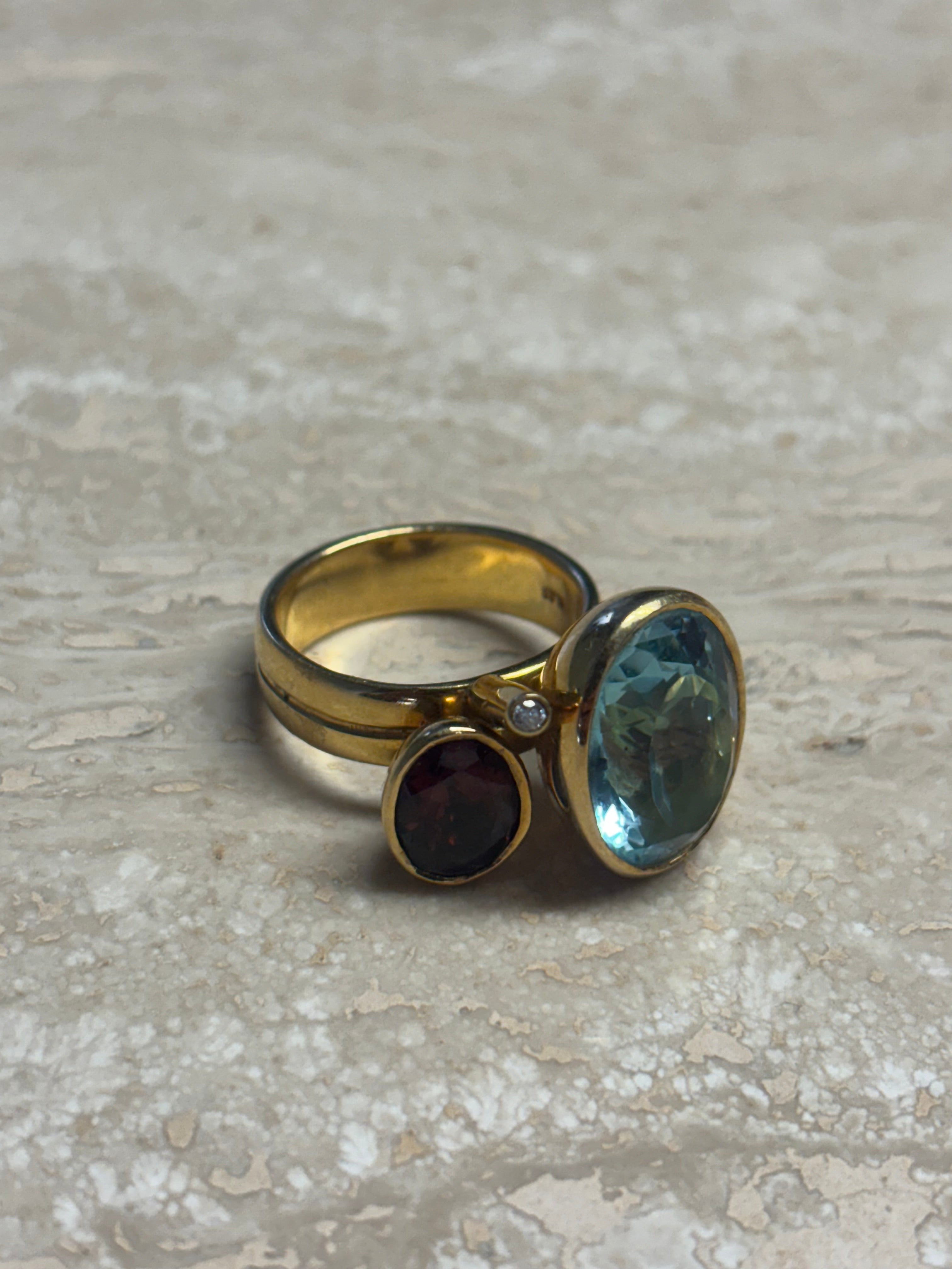 18 kt Gold Ring with Blue Topaz, Garnet & Diamond Accent – Size 55
