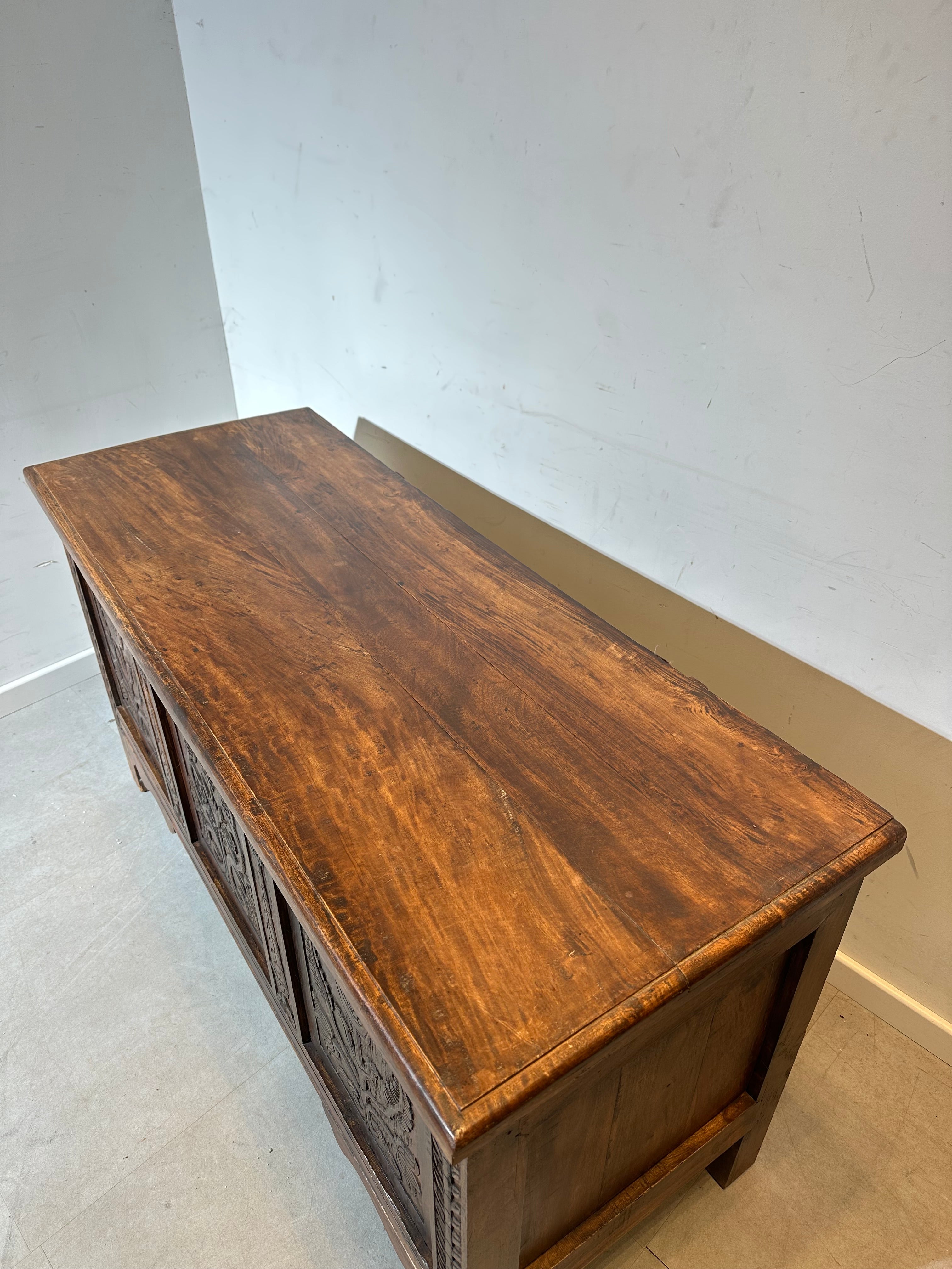 Coffre de rangement ancien en bois sculpté à la main