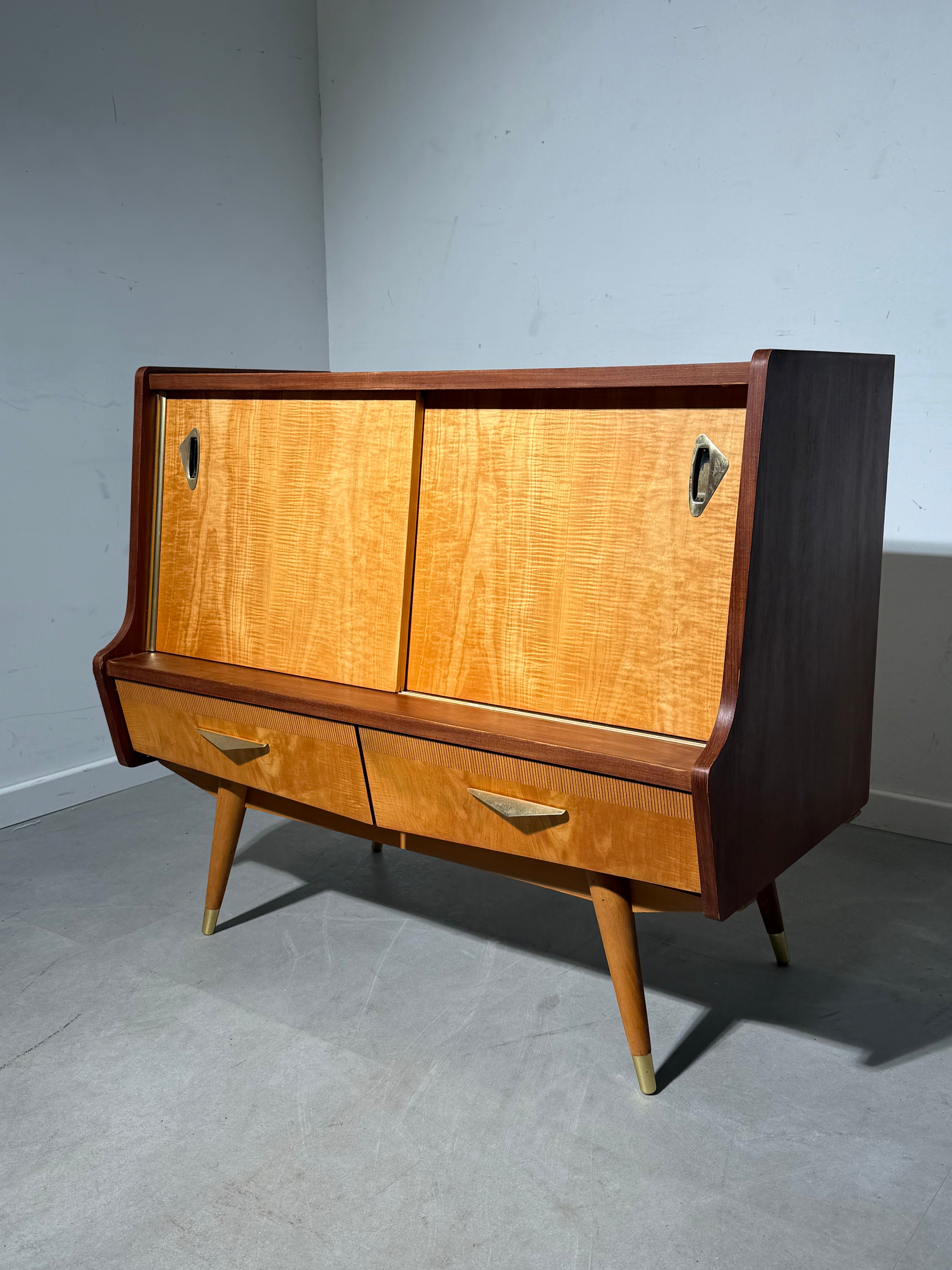 Vintage Rockabilly Sideboard – 1950s Mid-Century Cabinet – Two-Tone Wood – 101 x 90 x 52 cm