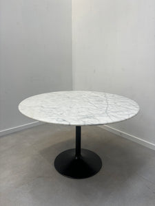 Round marble tulip table