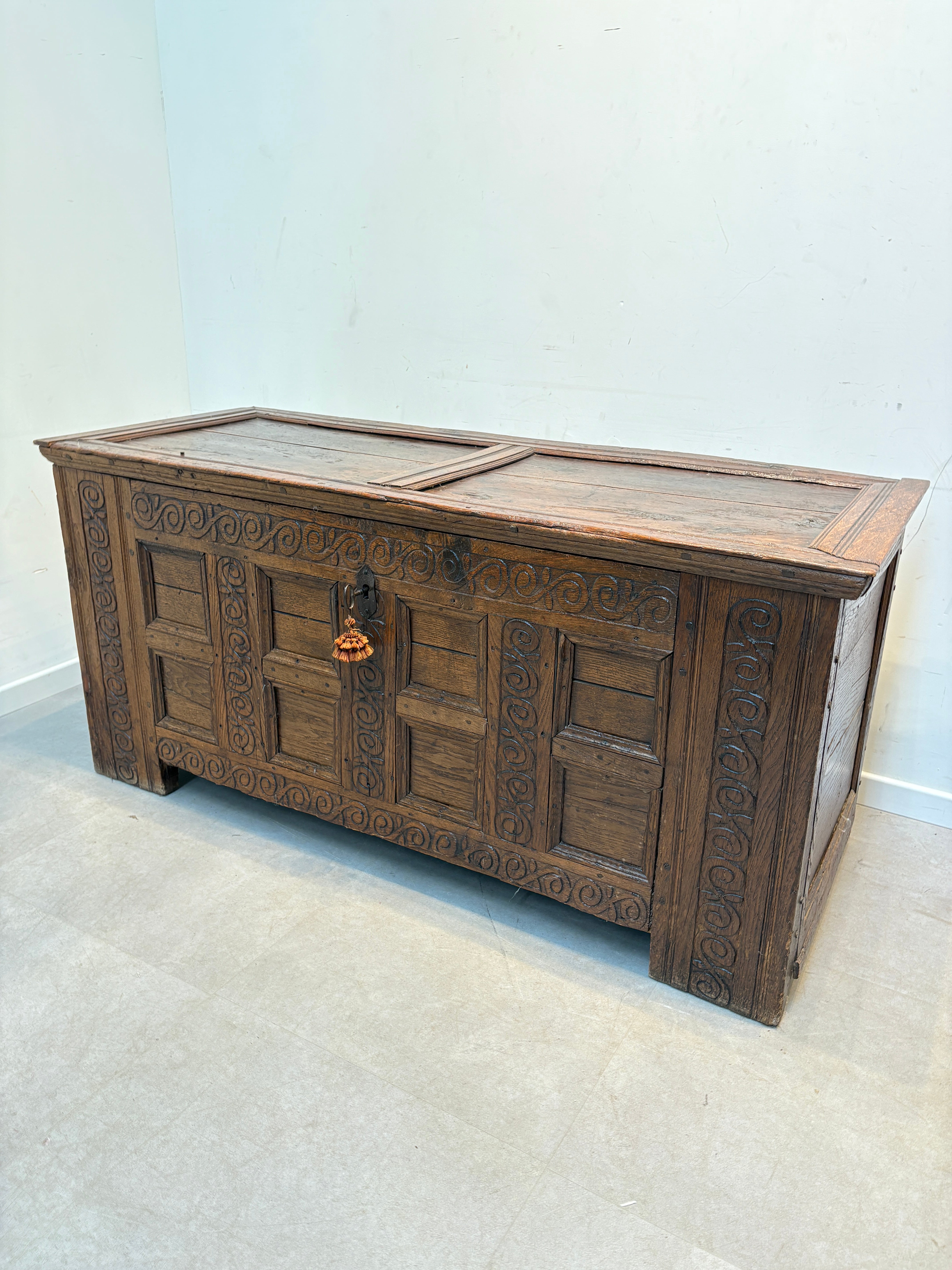 Antieke eikenhouten kist uit de 19e eeuw