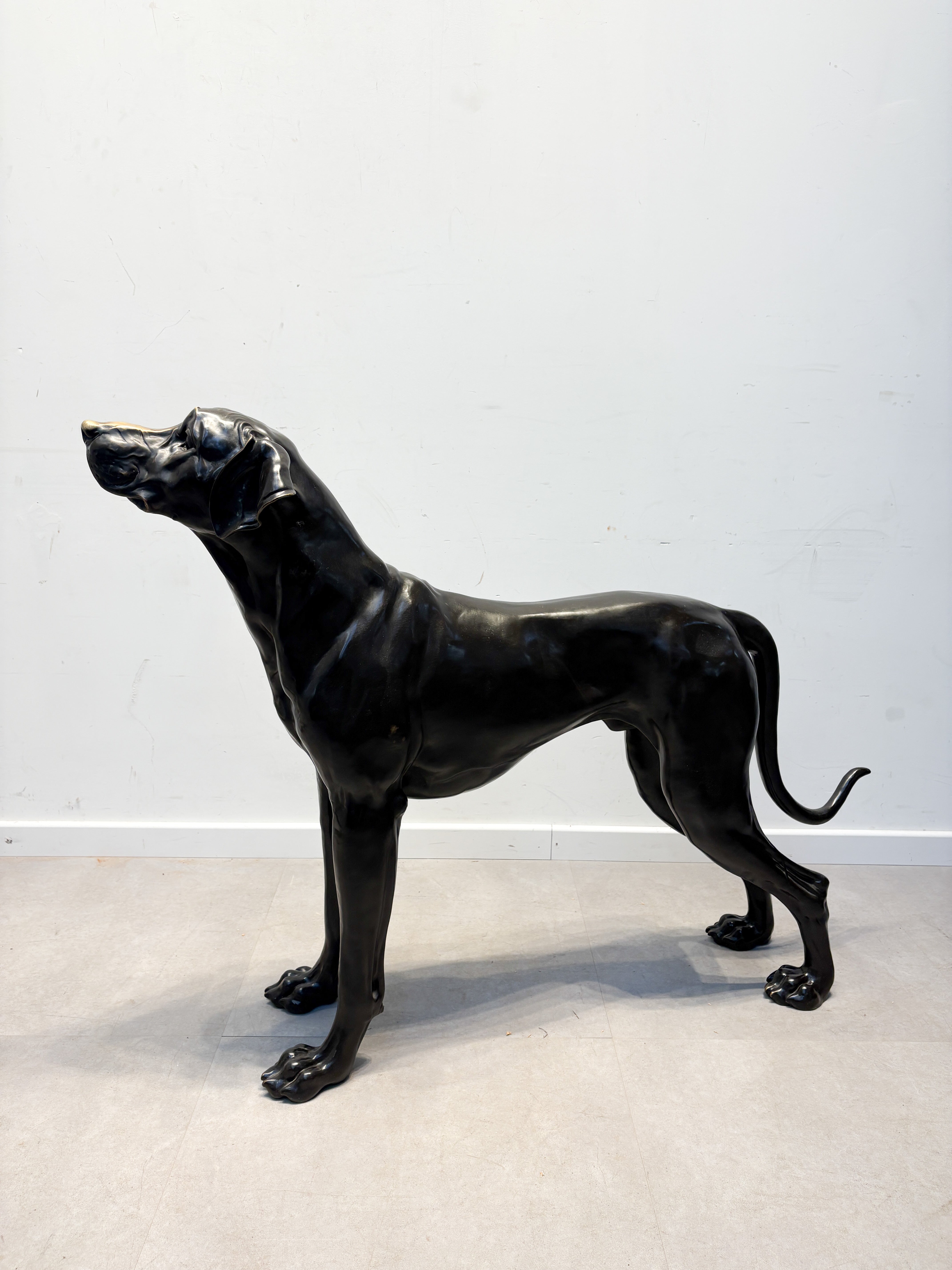 Statue en bronze d'un chien de chasse