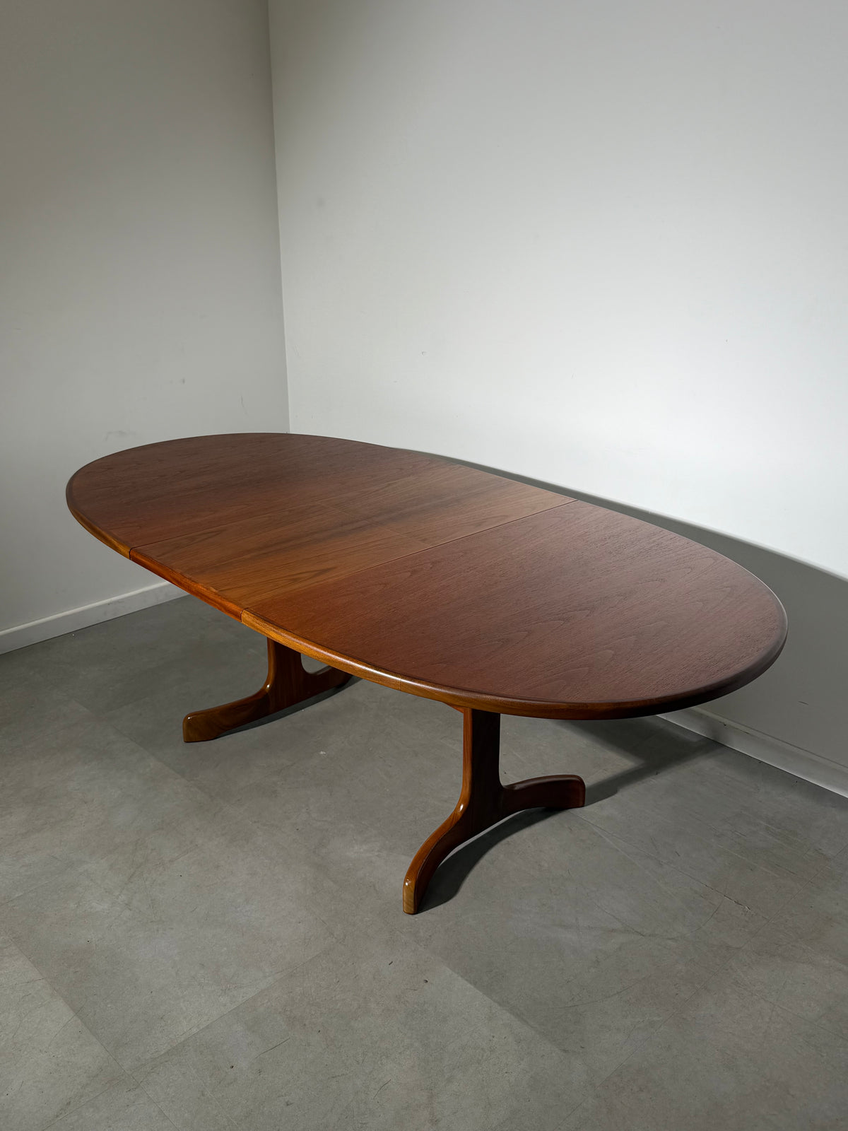 G-Plan “Whale Tail” Extendable Teak Dining Table – Mid-Century Modern