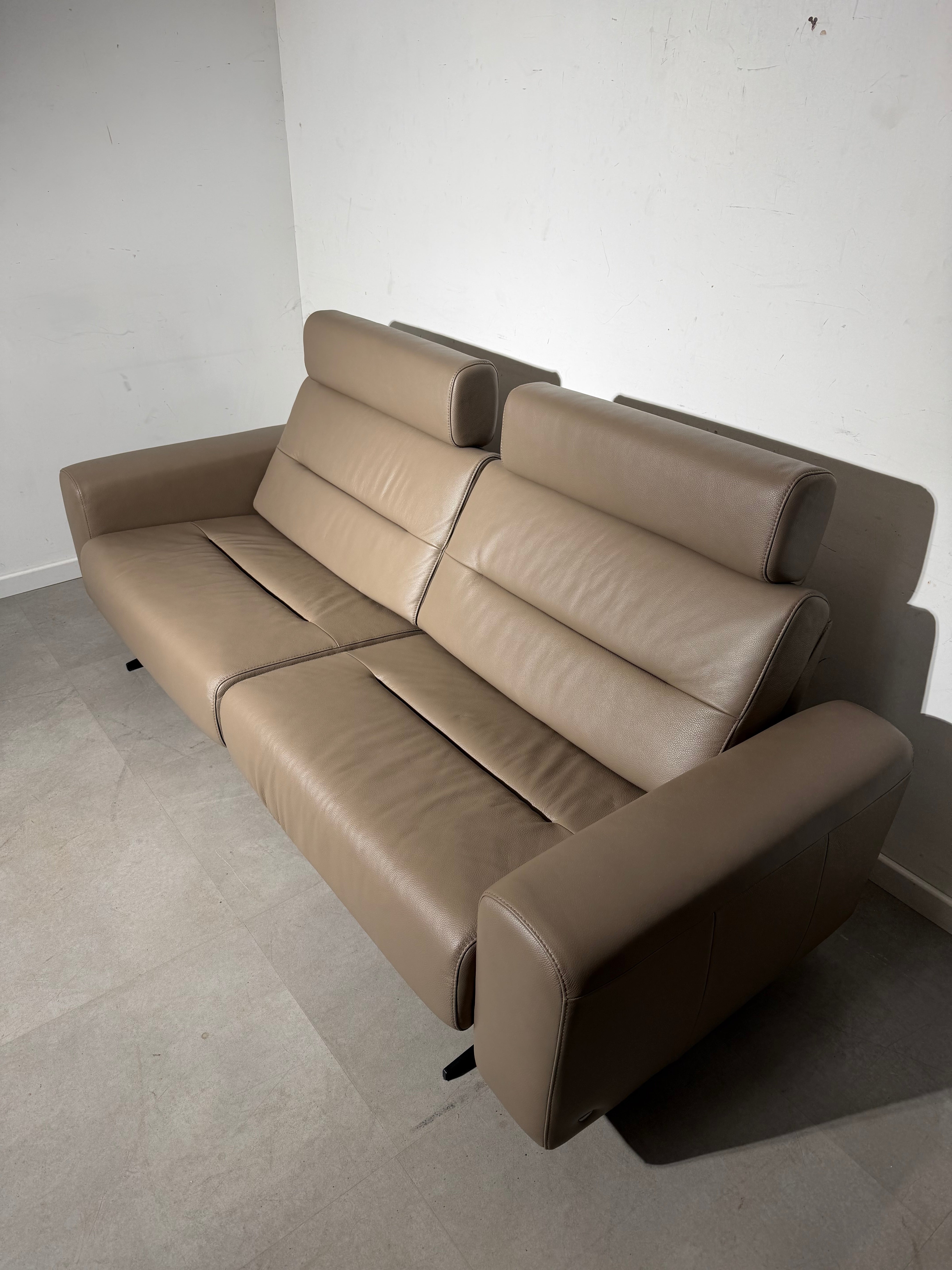 Stressless Stella 2,5-zitsbank – Taupekleurig leer