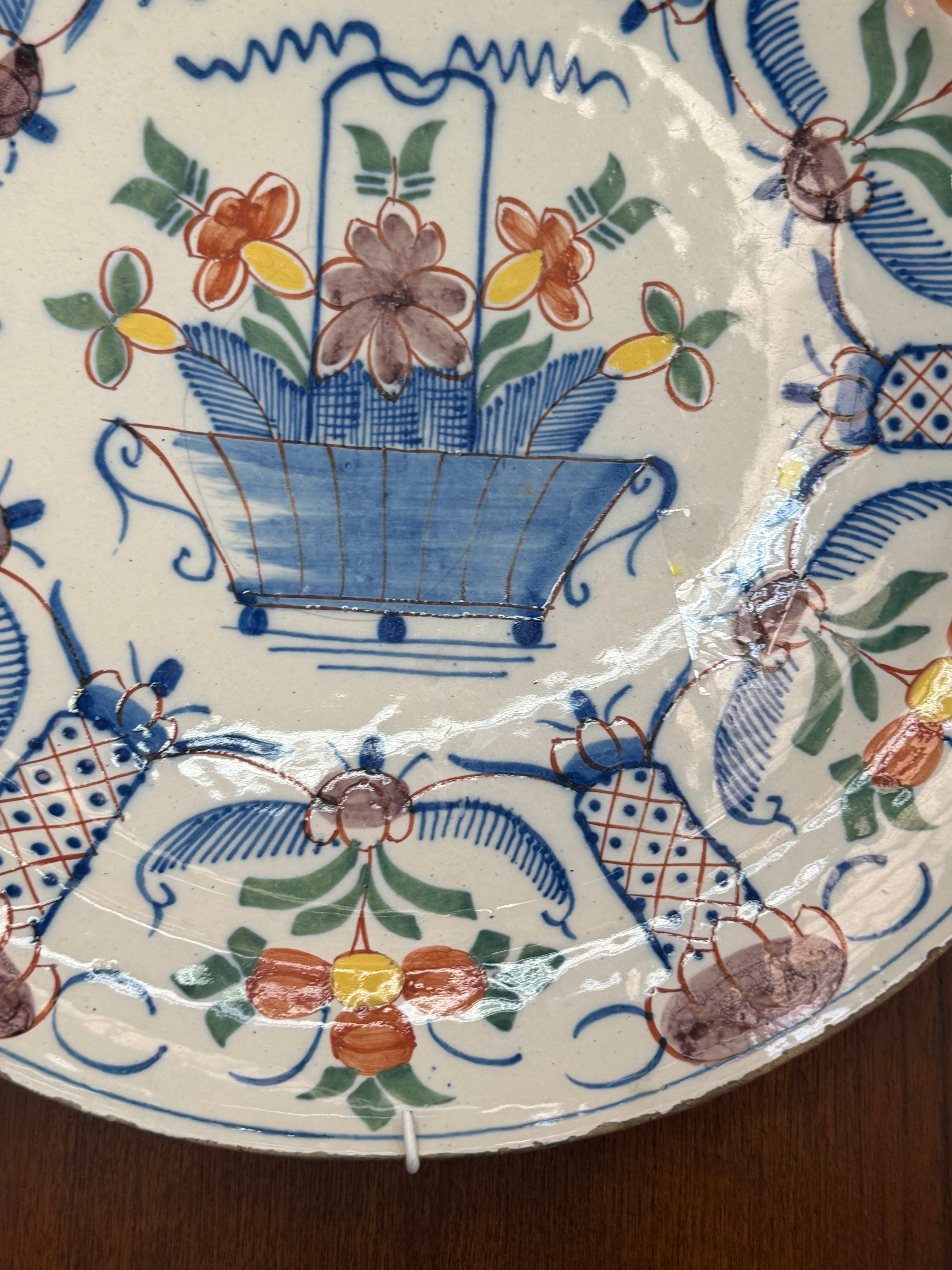 Old Delft Polychrome Charger Plate by Jan van der Laan – Louis XIV Motif, Early 18th Century