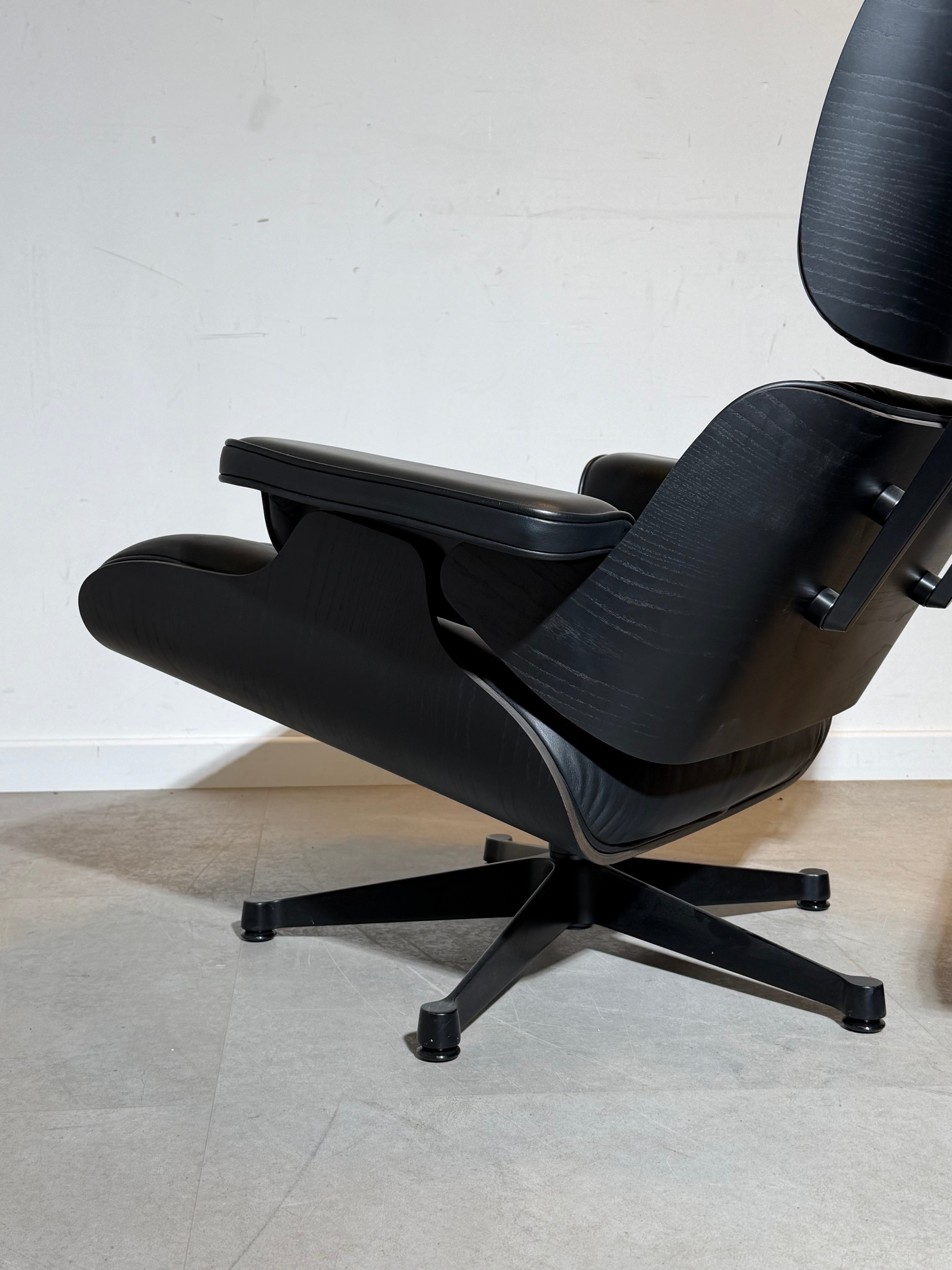 Fauteuil lounge Vitra Eames XL avec repose-pieds, entièrement noir.